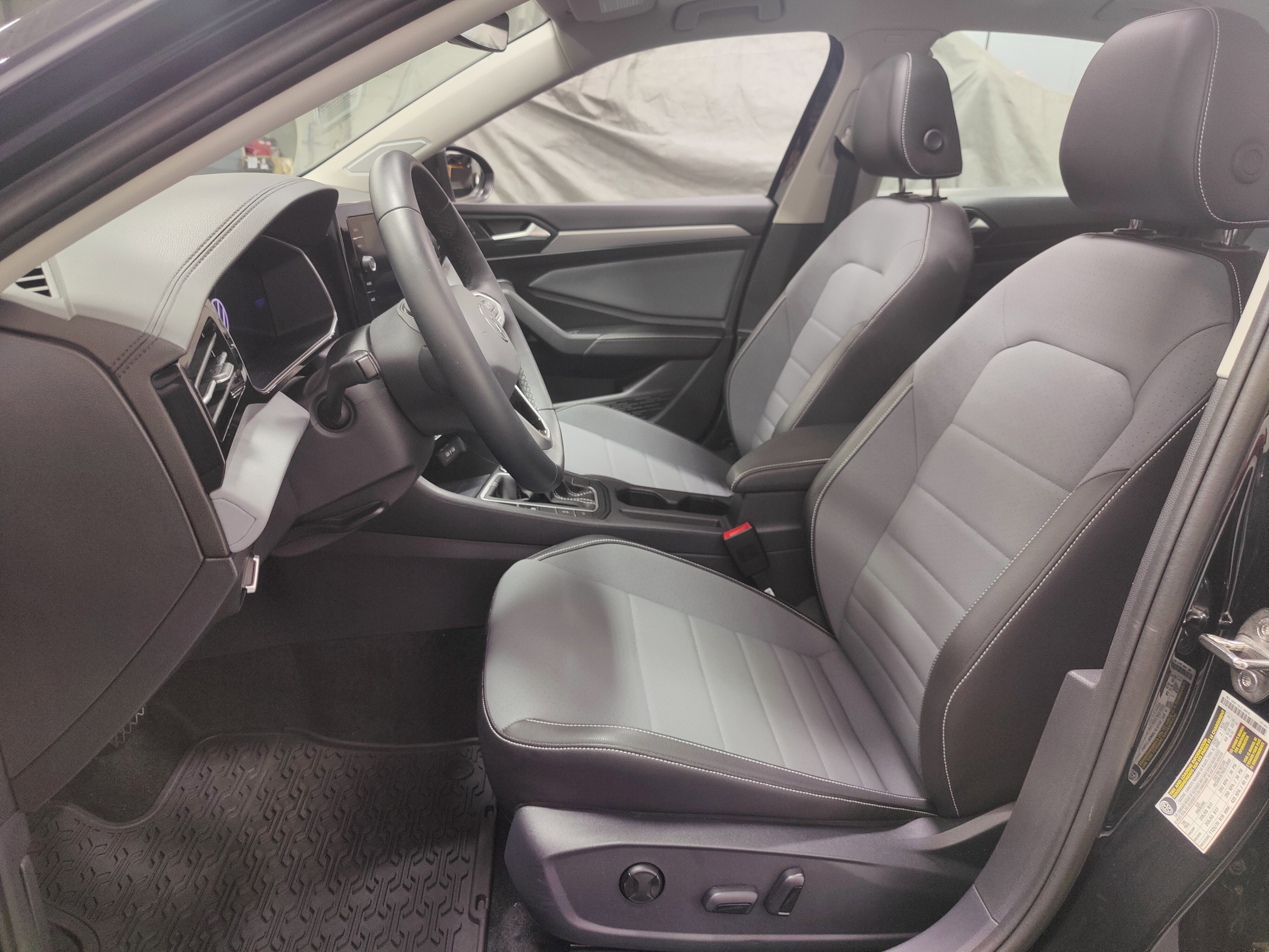 2025 Volkswagen Jetta SE w/Sunroof