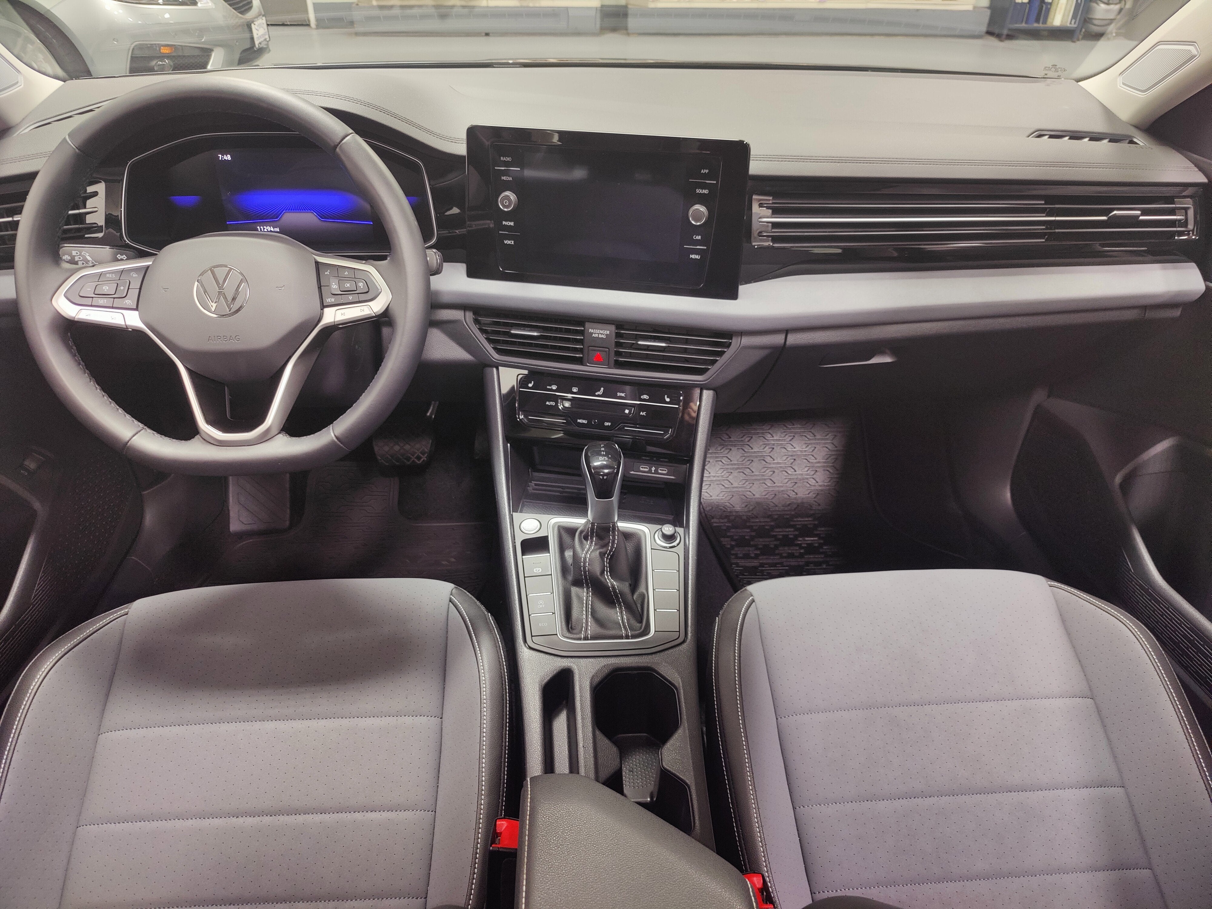 2025 Volkswagen Jetta SE w/Sunroof