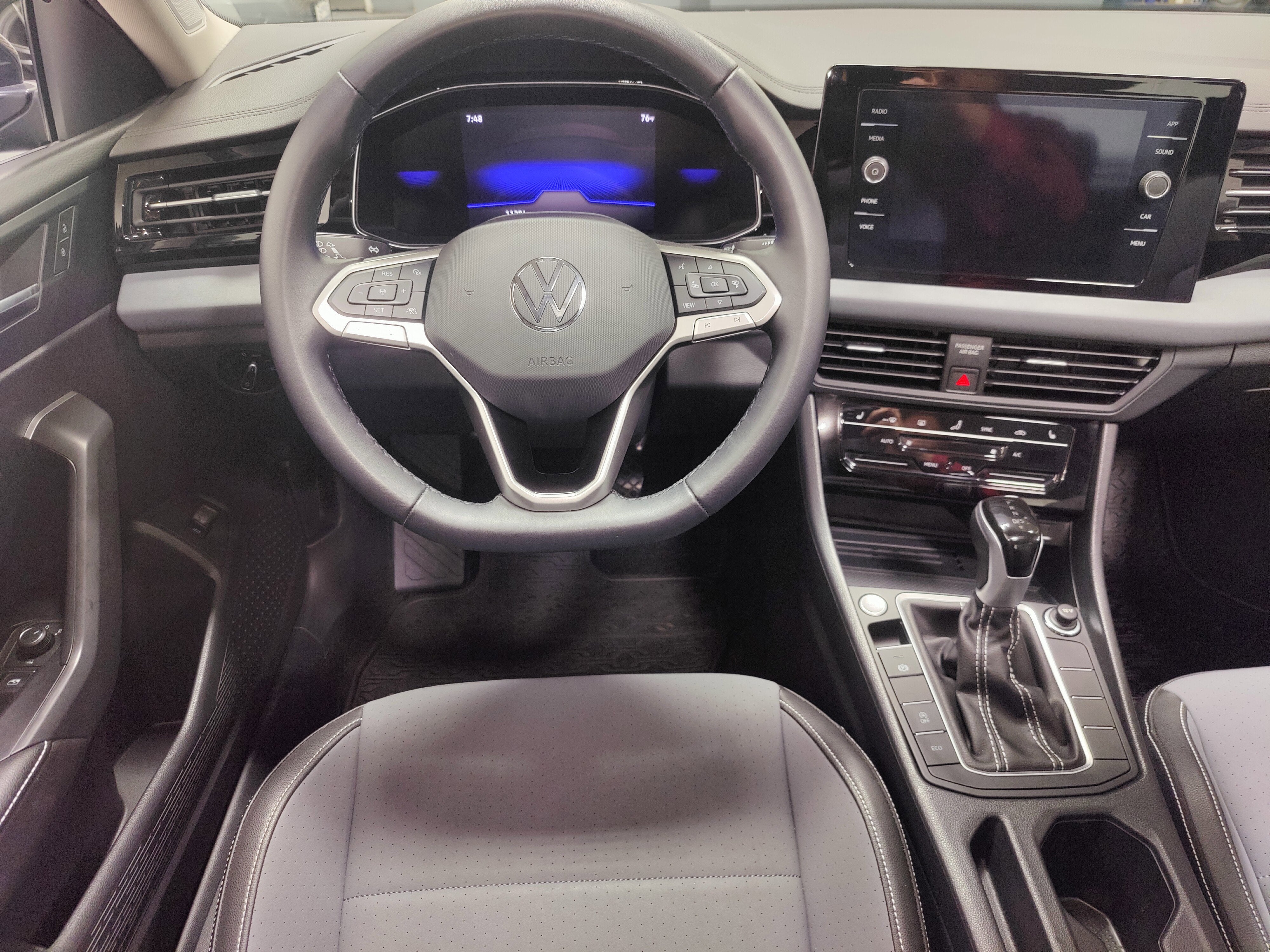 2025 Volkswagen Jetta SE w/Sunroof