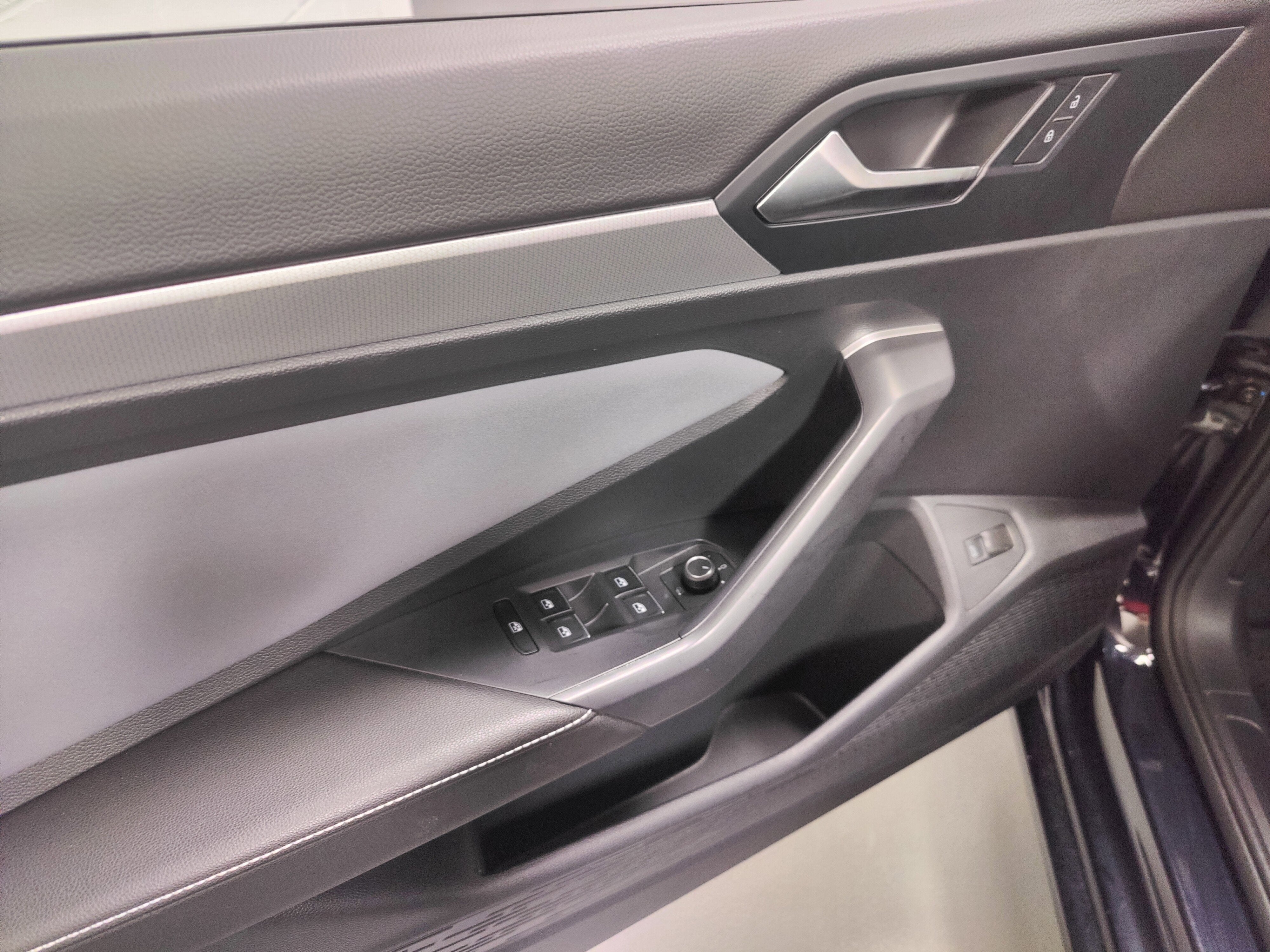 2025 Volkswagen Jetta SE w/Sunroof