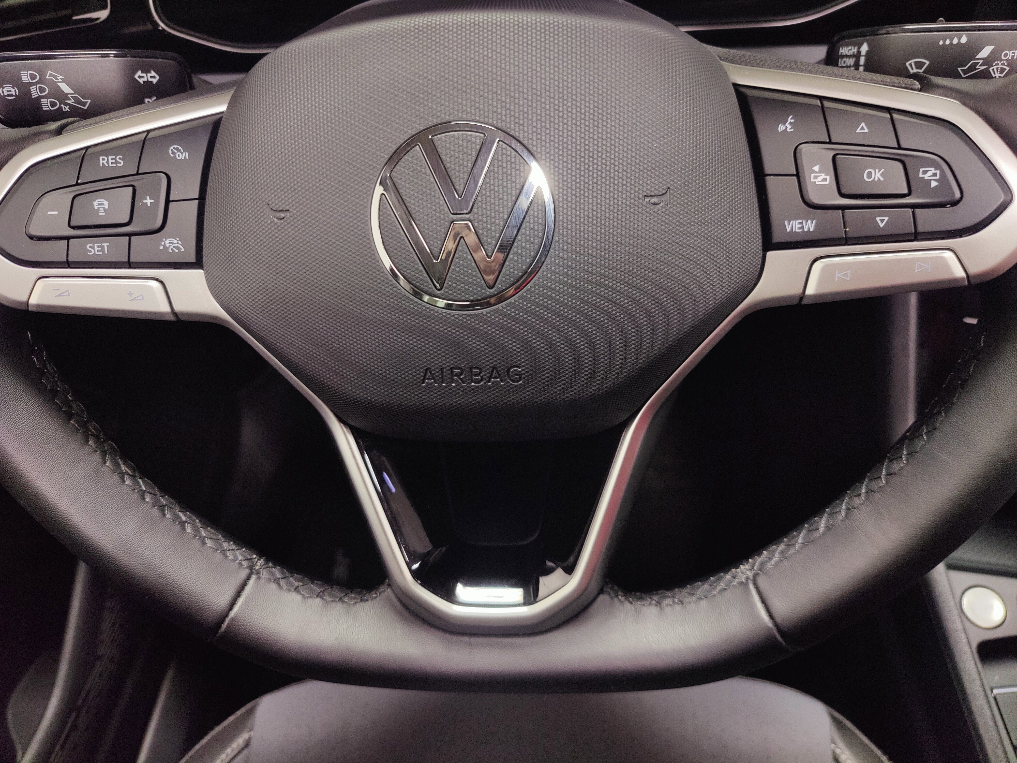 2025 Volkswagen Jetta SE w/Sunroof