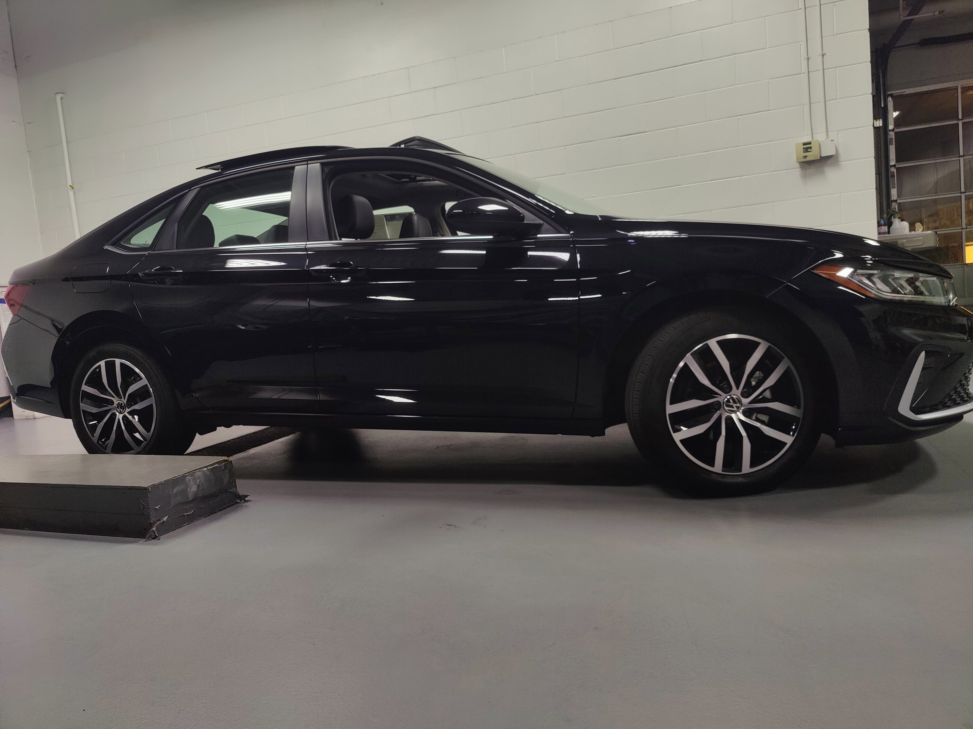 2025 Volkswagen Jetta SE w/Sunroof