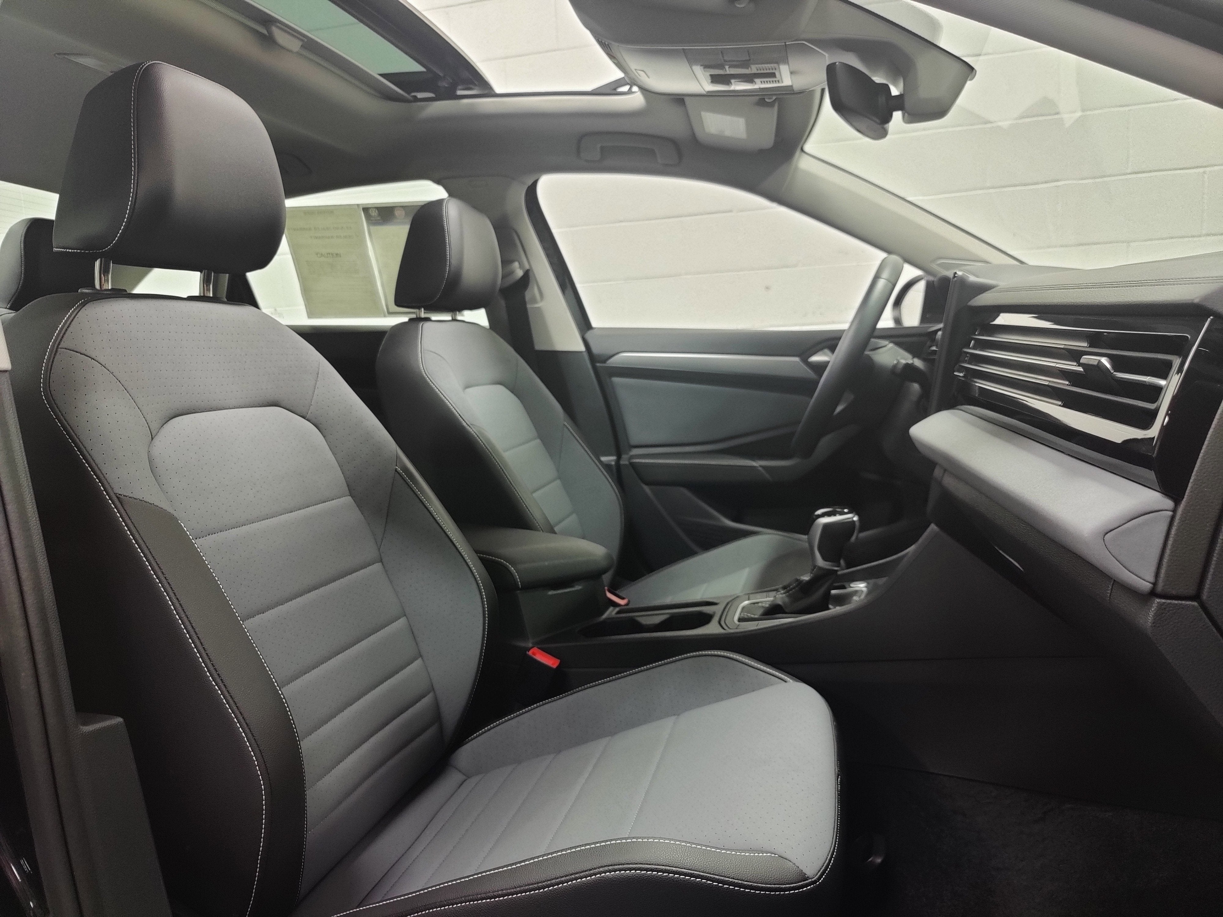 2025 Volkswagen Jetta SE w/Sunroof