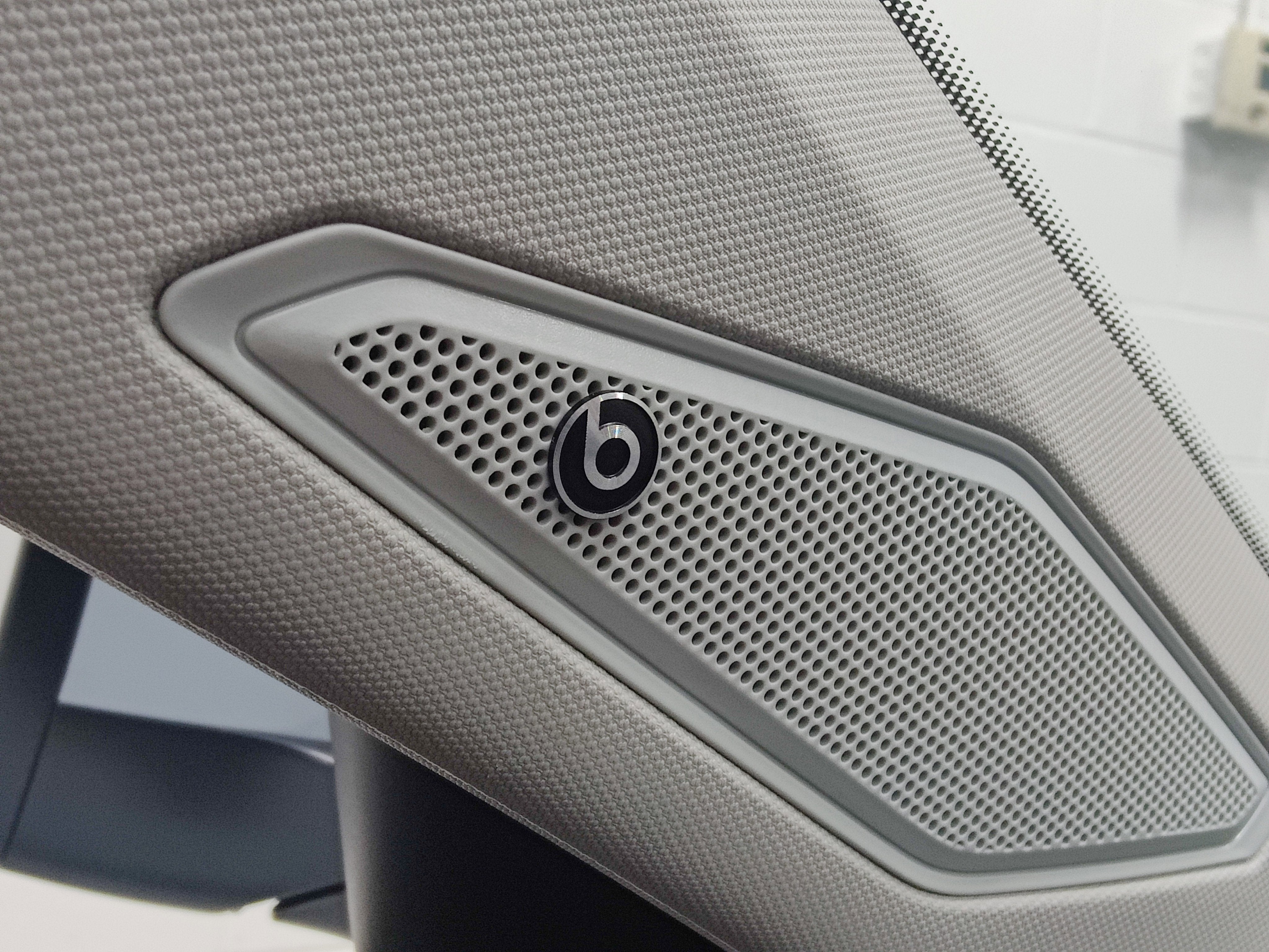 2025 Volkswagen Jetta SEL w/Sunroof & Nav