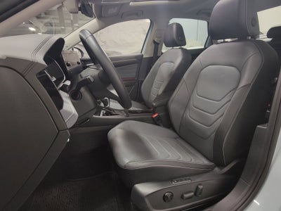 2025 Volkswagen Jetta SEL w/Sunroof & Nav