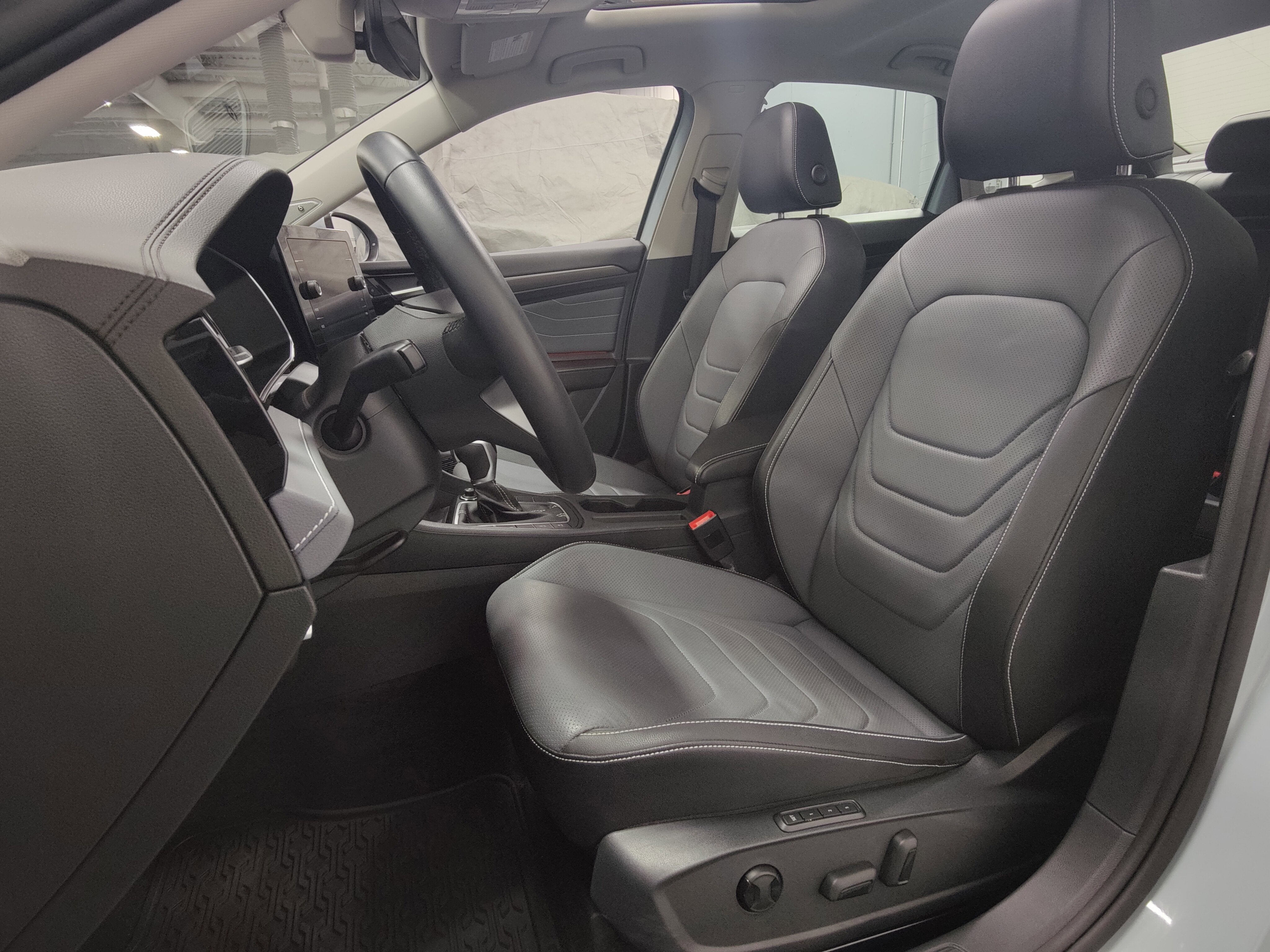 2025 Volkswagen Jetta SEL w/Sunroof & Nav