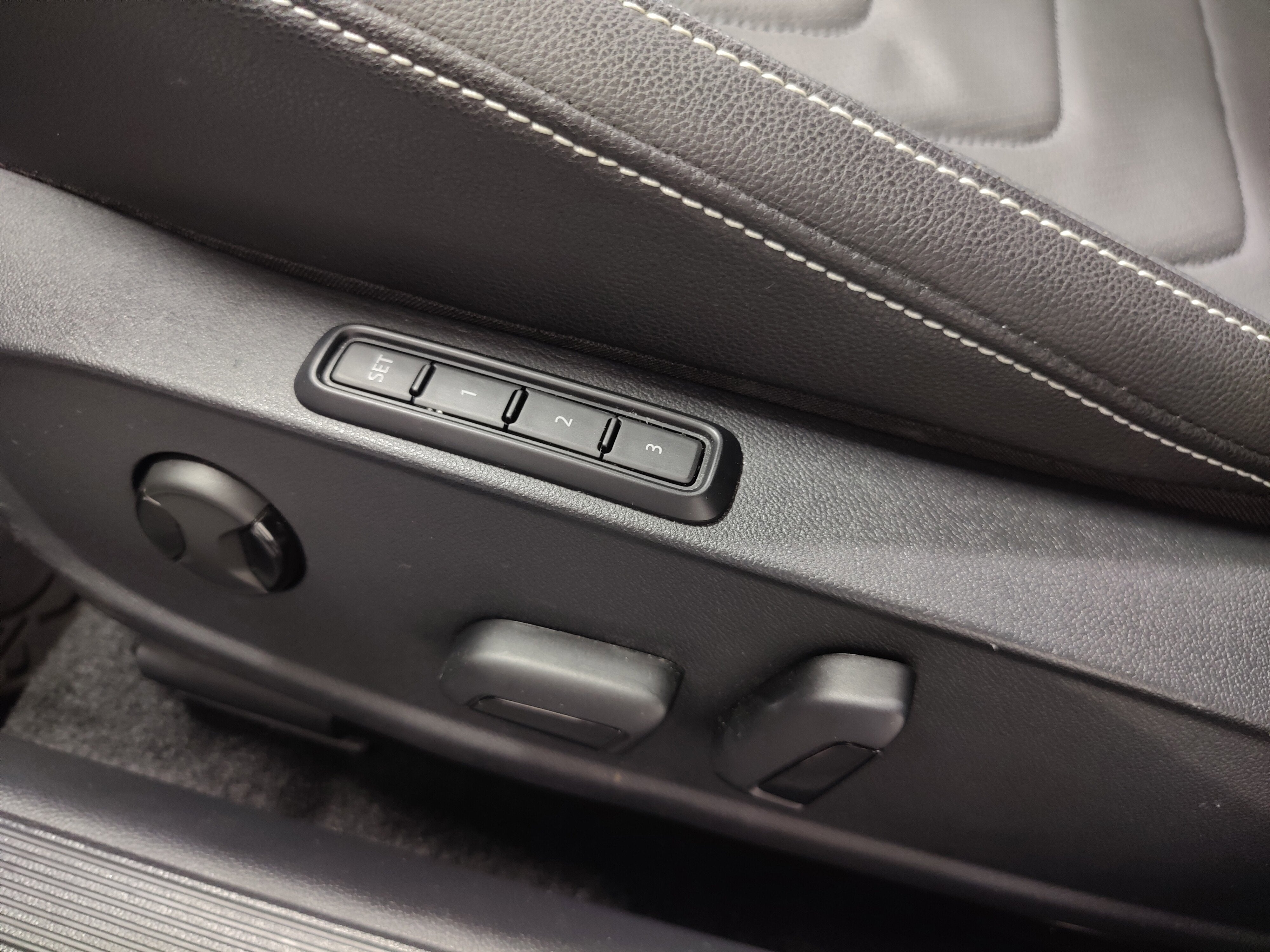 2025 Volkswagen Jetta SEL w/Sunroof & Nav