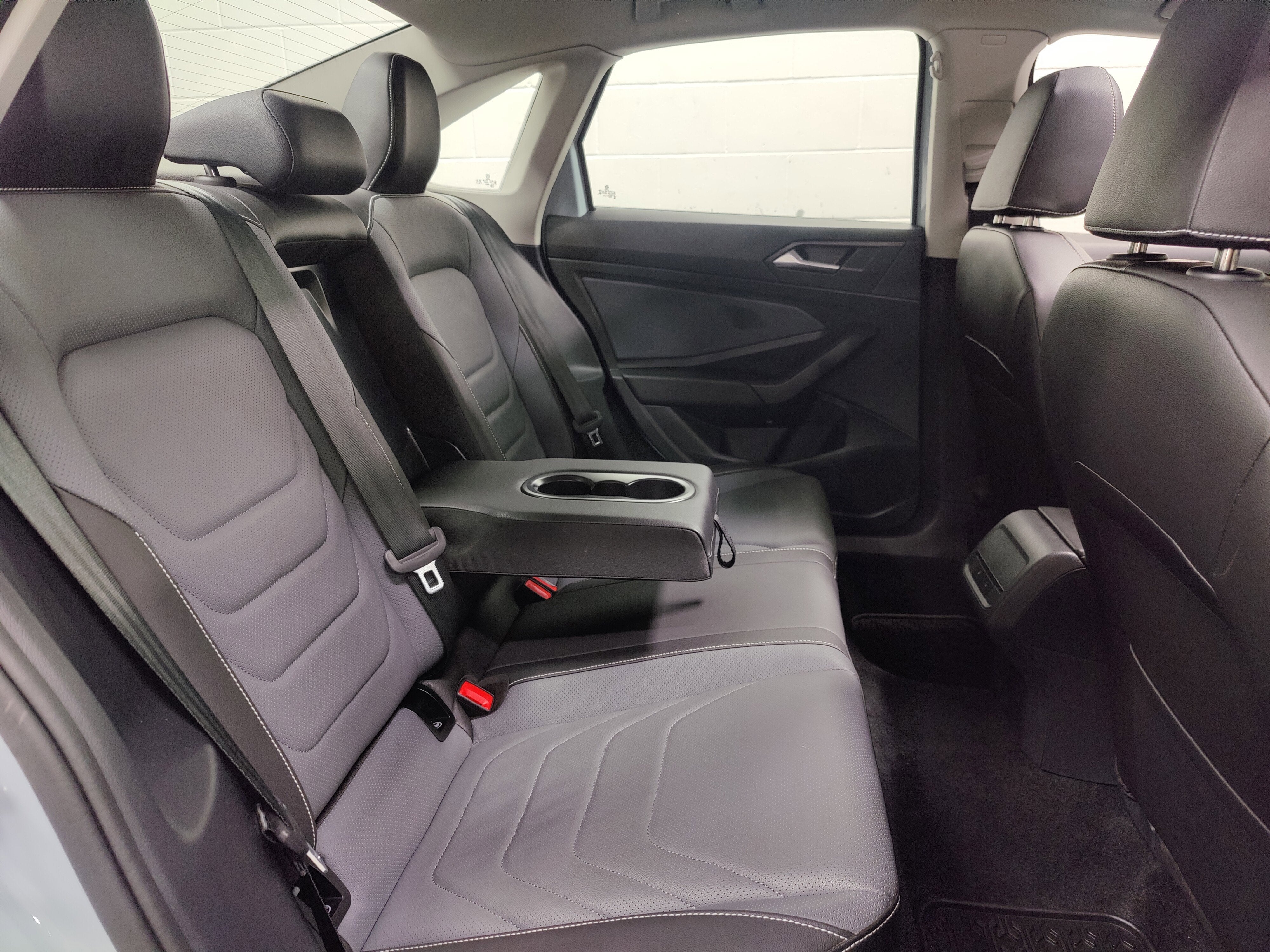 2025 Volkswagen Jetta SEL w/Sunroof & Nav