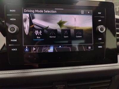 2025 Volkswagen Jetta SEL w/Sunroof & Nav