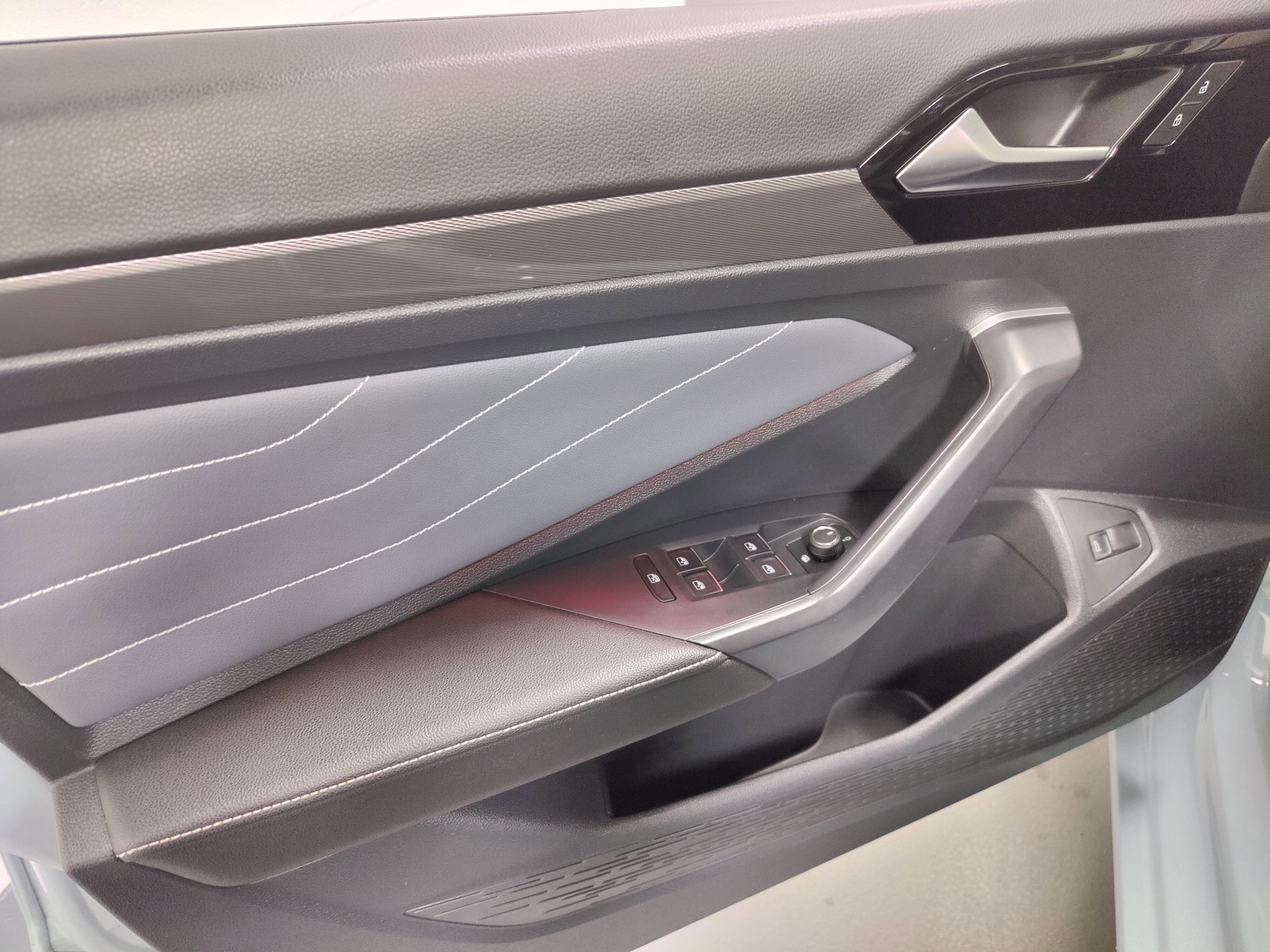 2025 Volkswagen Jetta SEL w/Sunroof & Nav