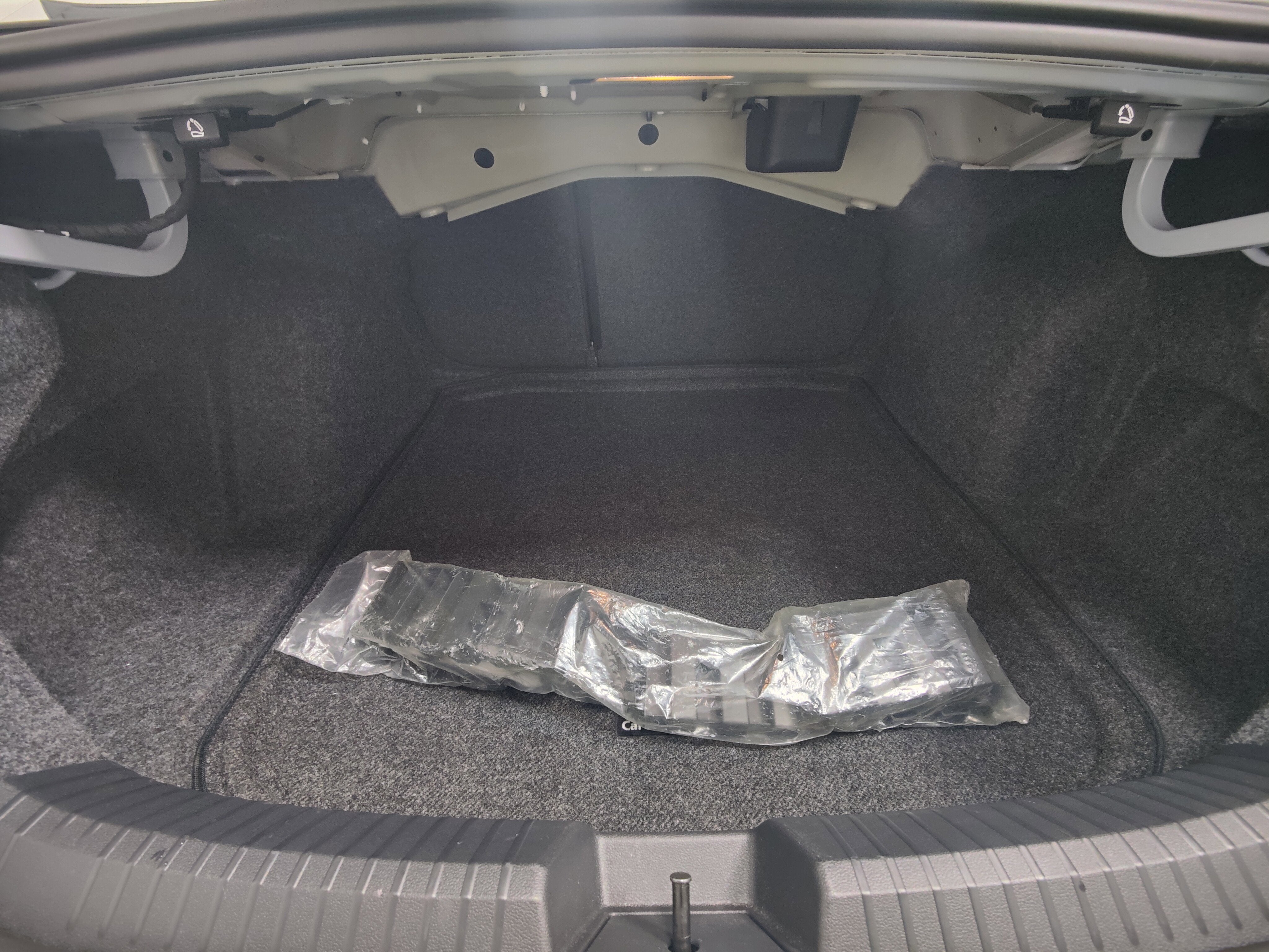 2025 Volkswagen Jetta SEL w/Sunroof & Nav