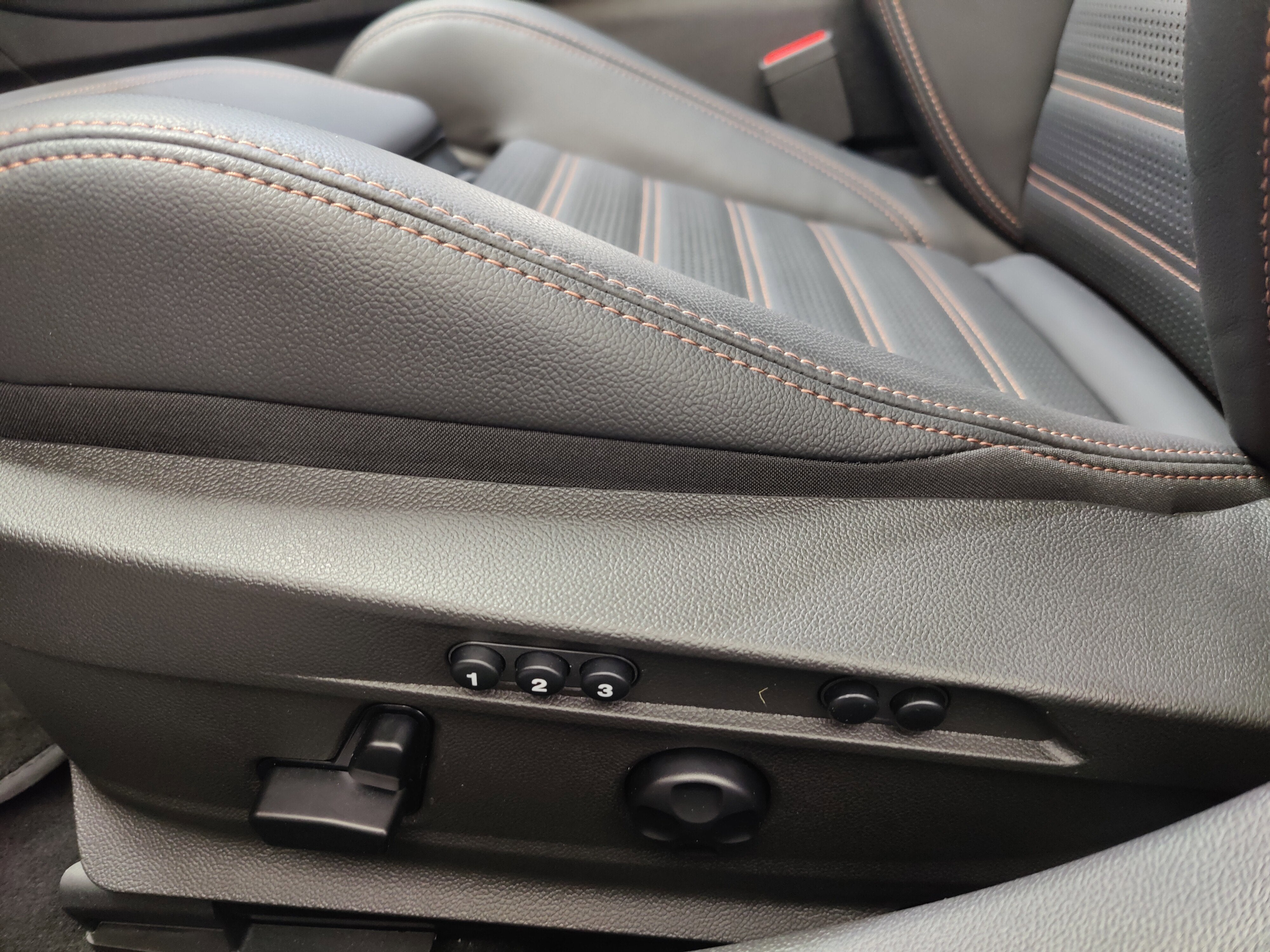 2025 Alfa Romeo Giulia Intensa AWD w/Sunroof & Nav