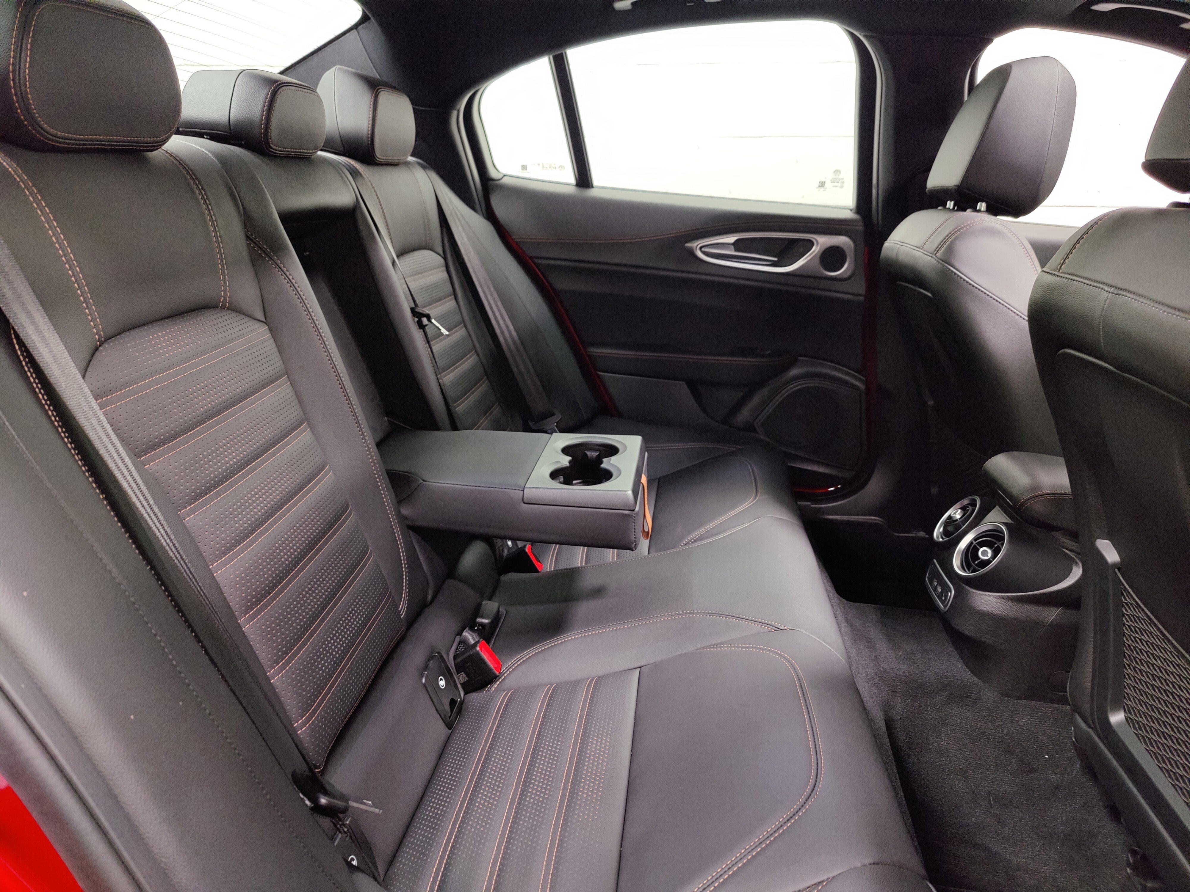 2025 Alfa Romeo Giulia Intensa AWD w/Sunroof & Nav