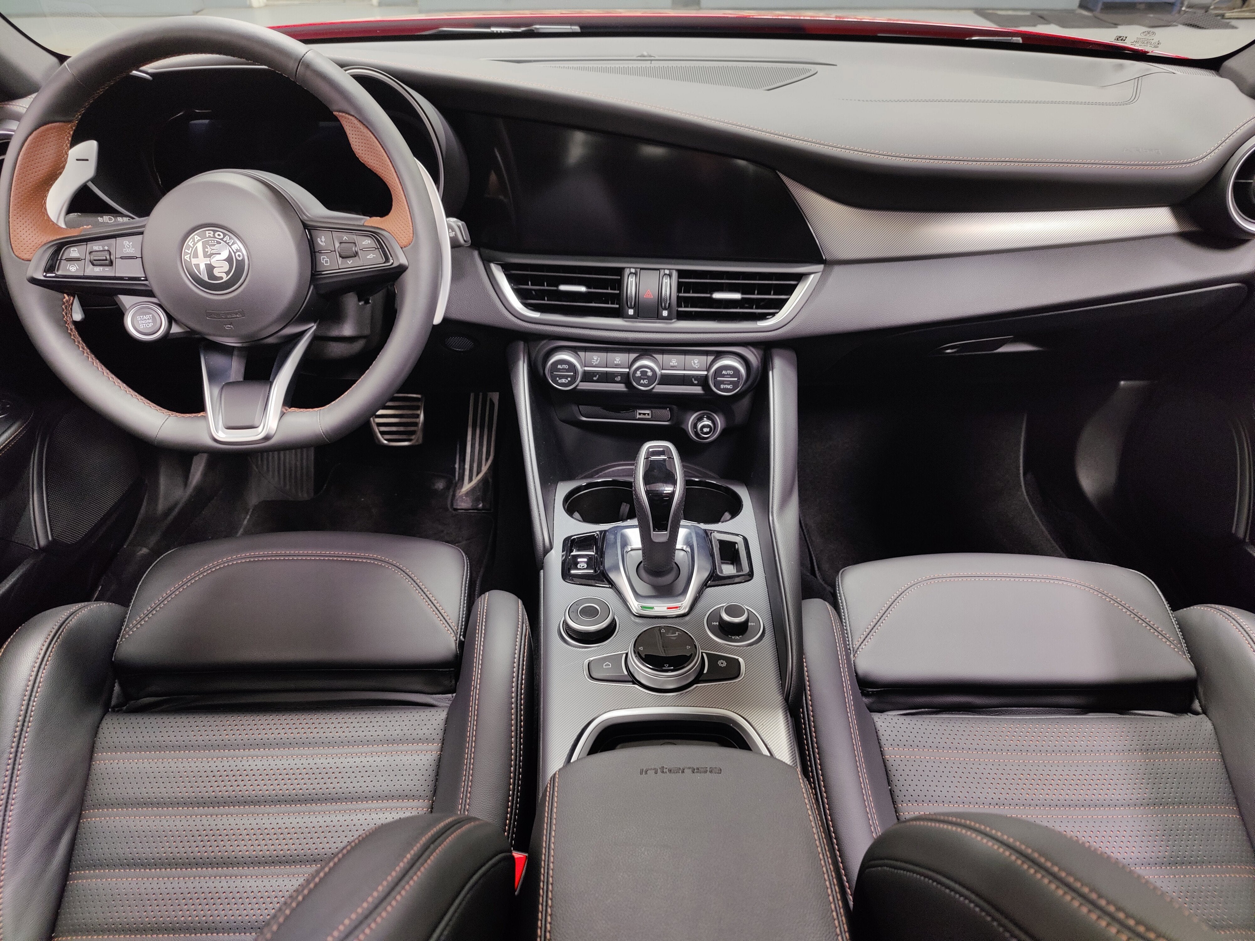 2025 Alfa Romeo Giulia Intensa AWD w/Sunroof & Nav