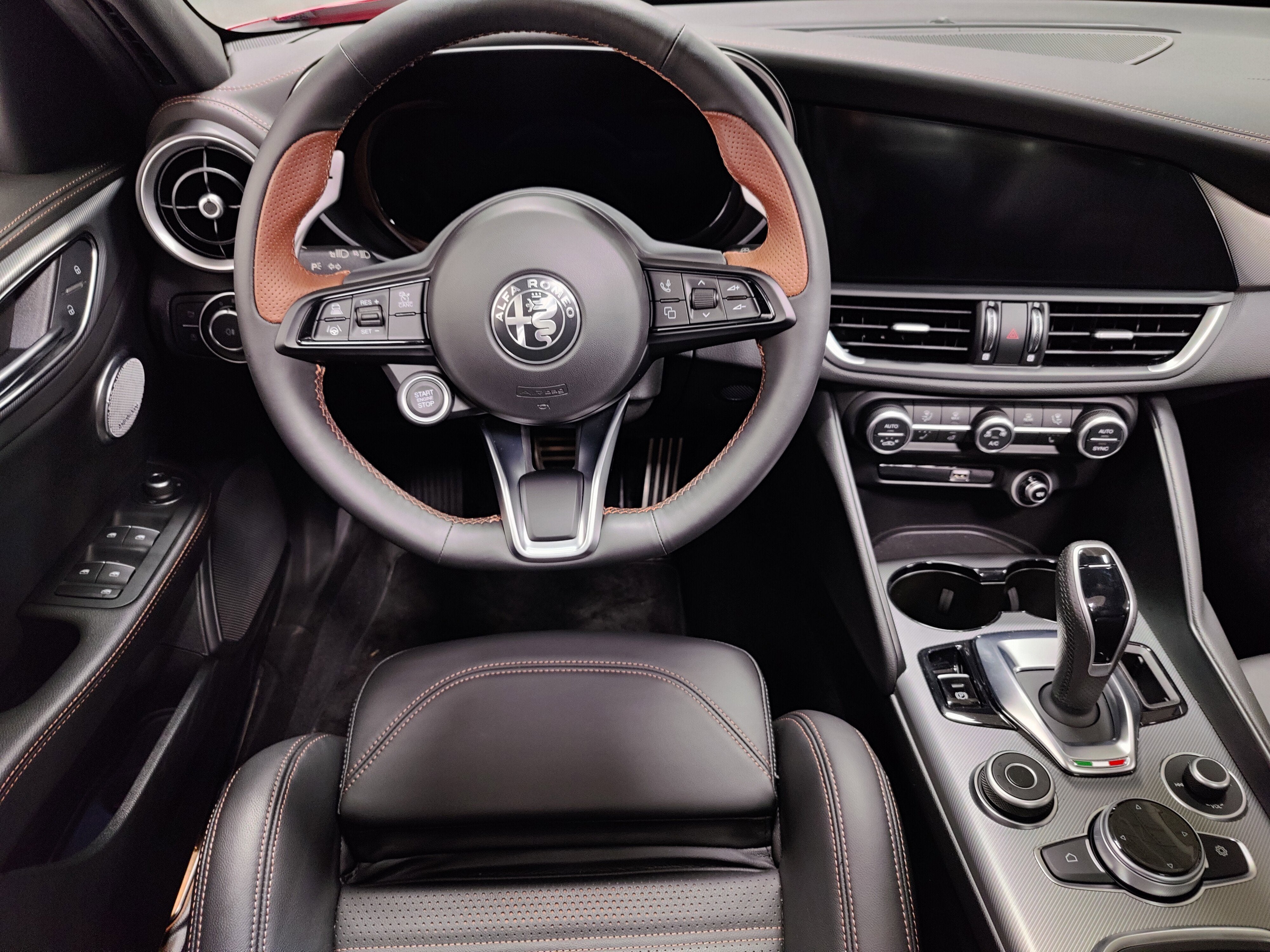 2025 Alfa Romeo Giulia Intensa AWD w/Sunroof & Nav