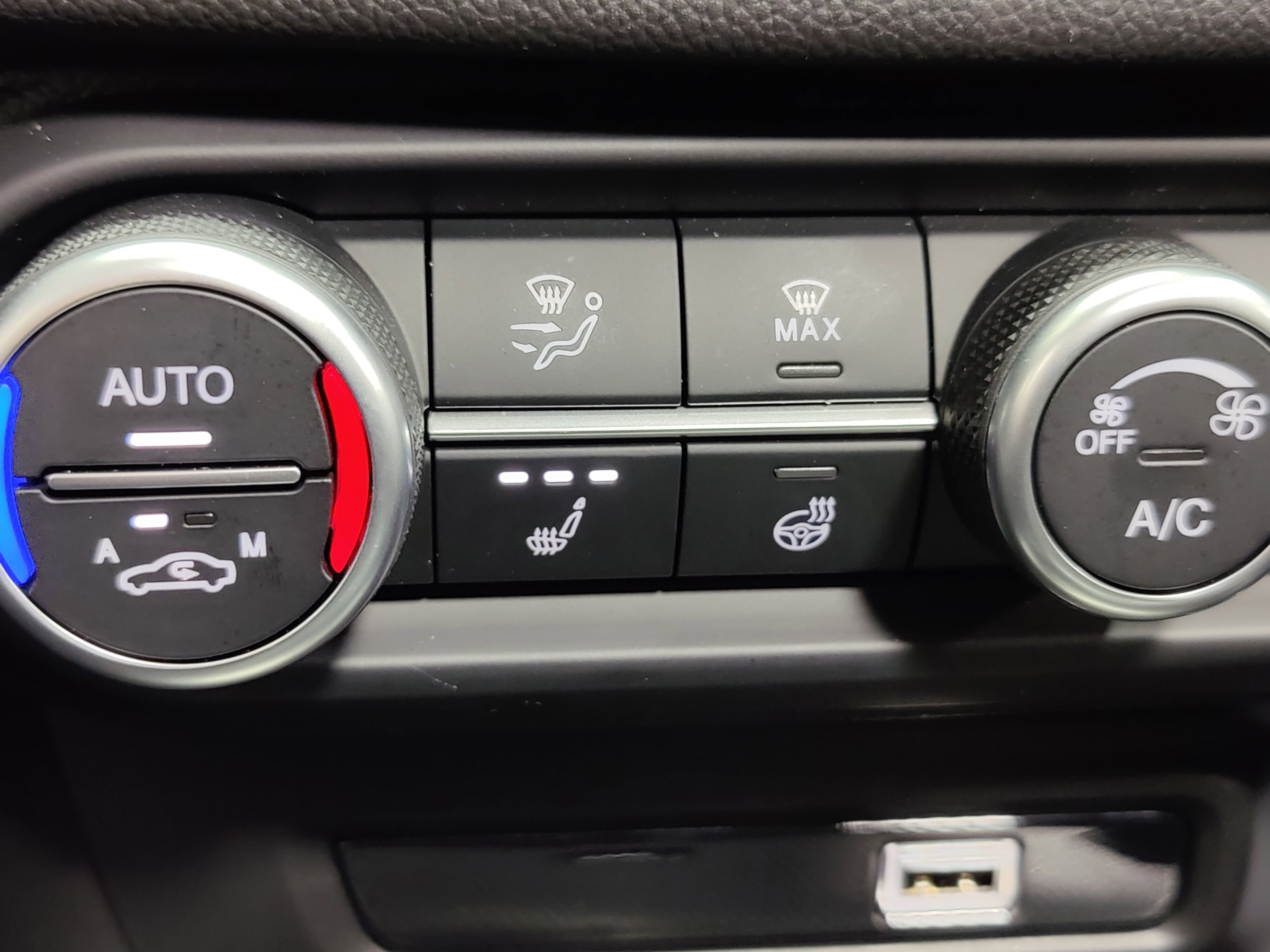 2025 Alfa Romeo Giulia Intensa AWD w/Sunroof & Nav