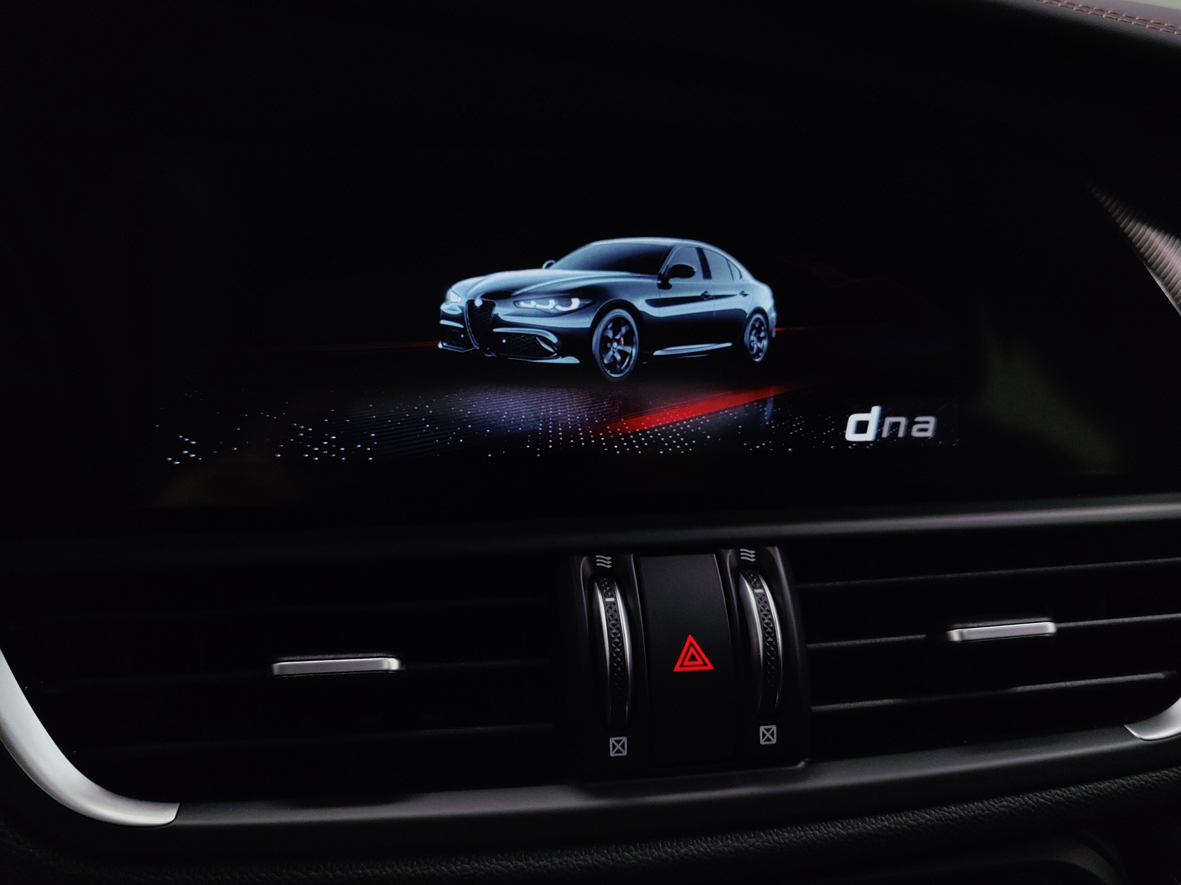 2025 Alfa Romeo Giulia Intensa AWD w/Sunroof & Nav