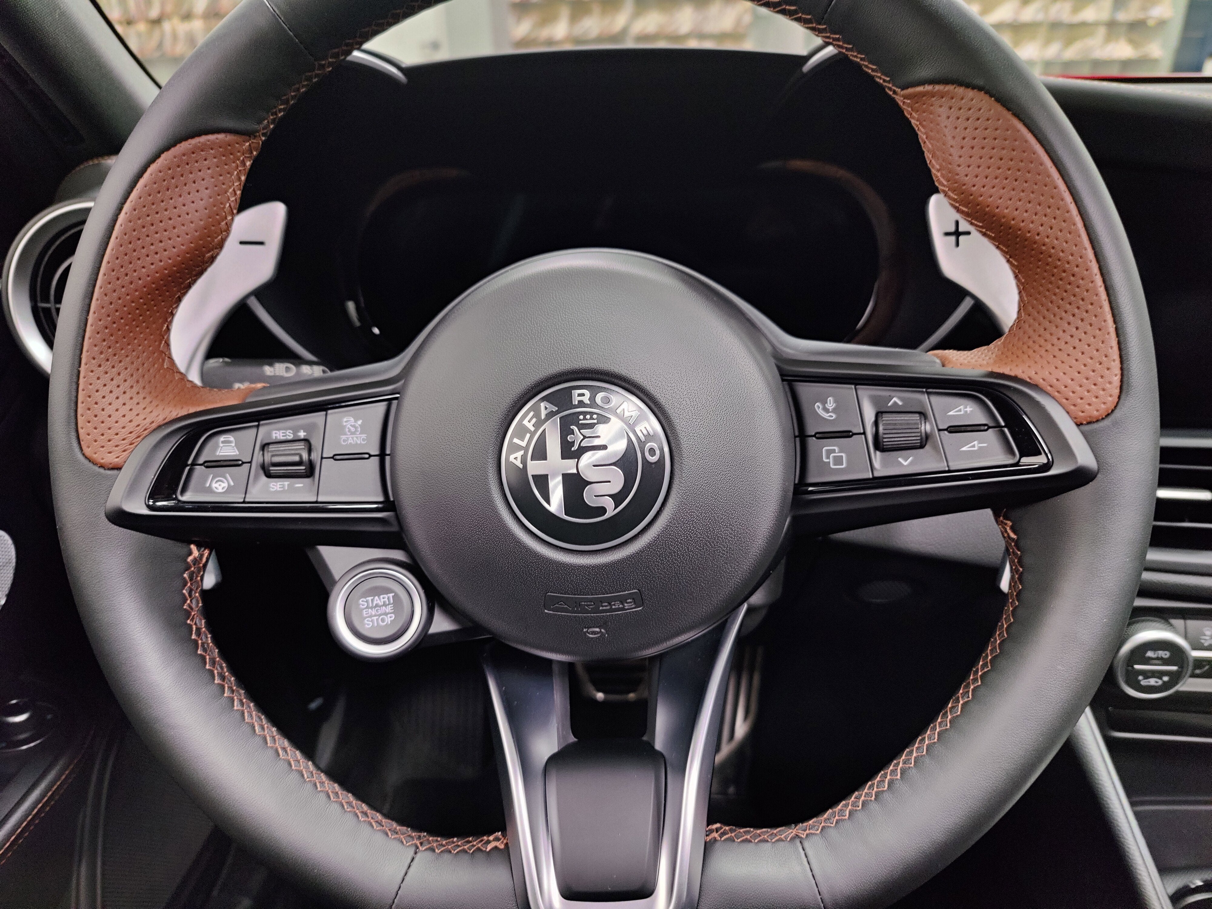 2025 Alfa Romeo Giulia Intensa AWD w/Sunroof & Nav