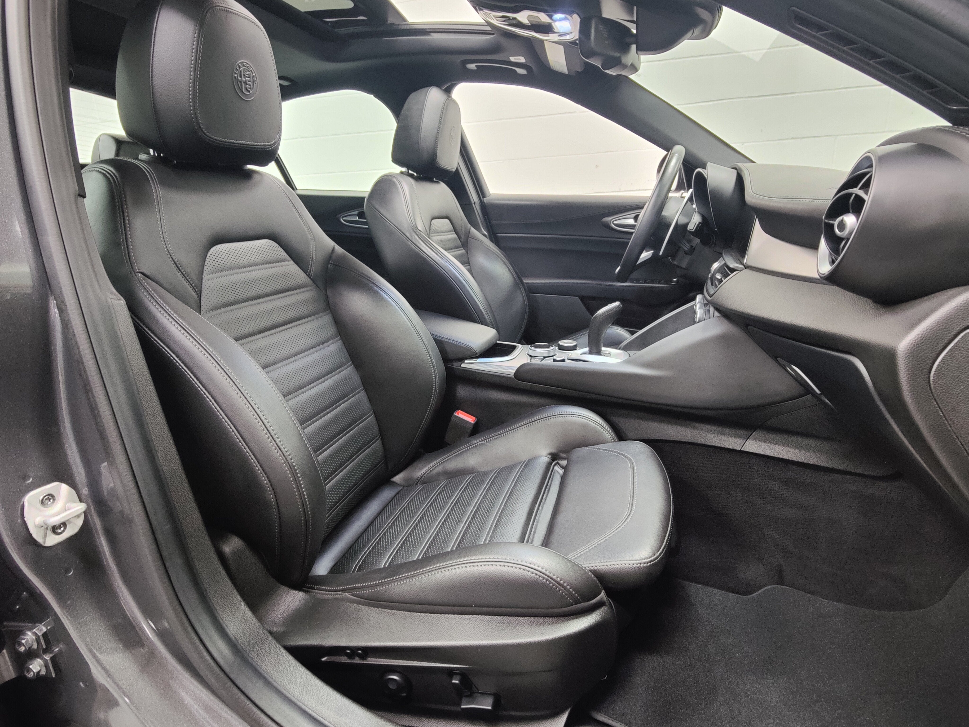 2022 Alfa Romeo Giulia Veloce Premium AWD w/Sunroof & Nav
