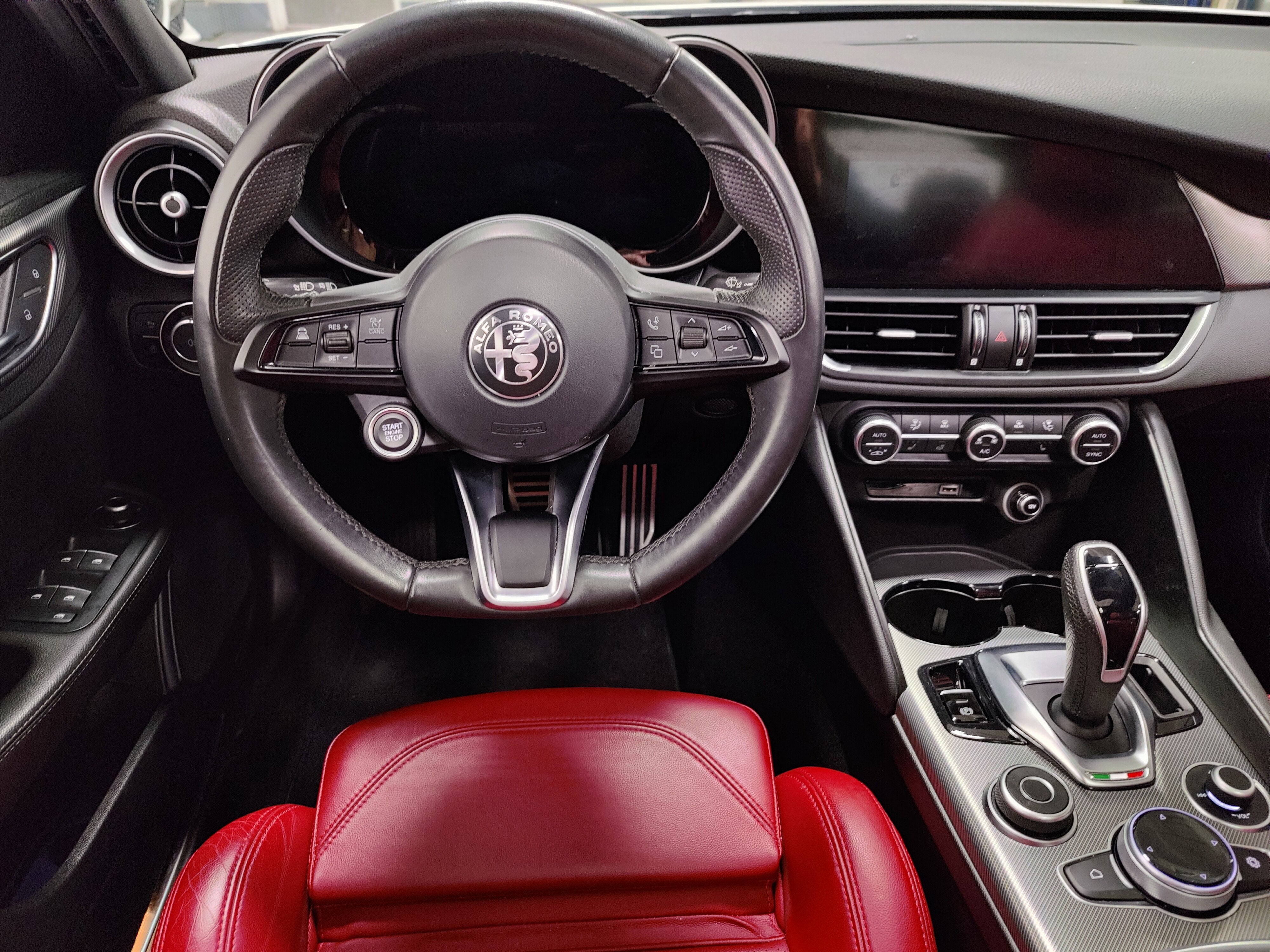 2024 Alfa Romeo Giulia Ti AWD w/Performance Driving Pkg