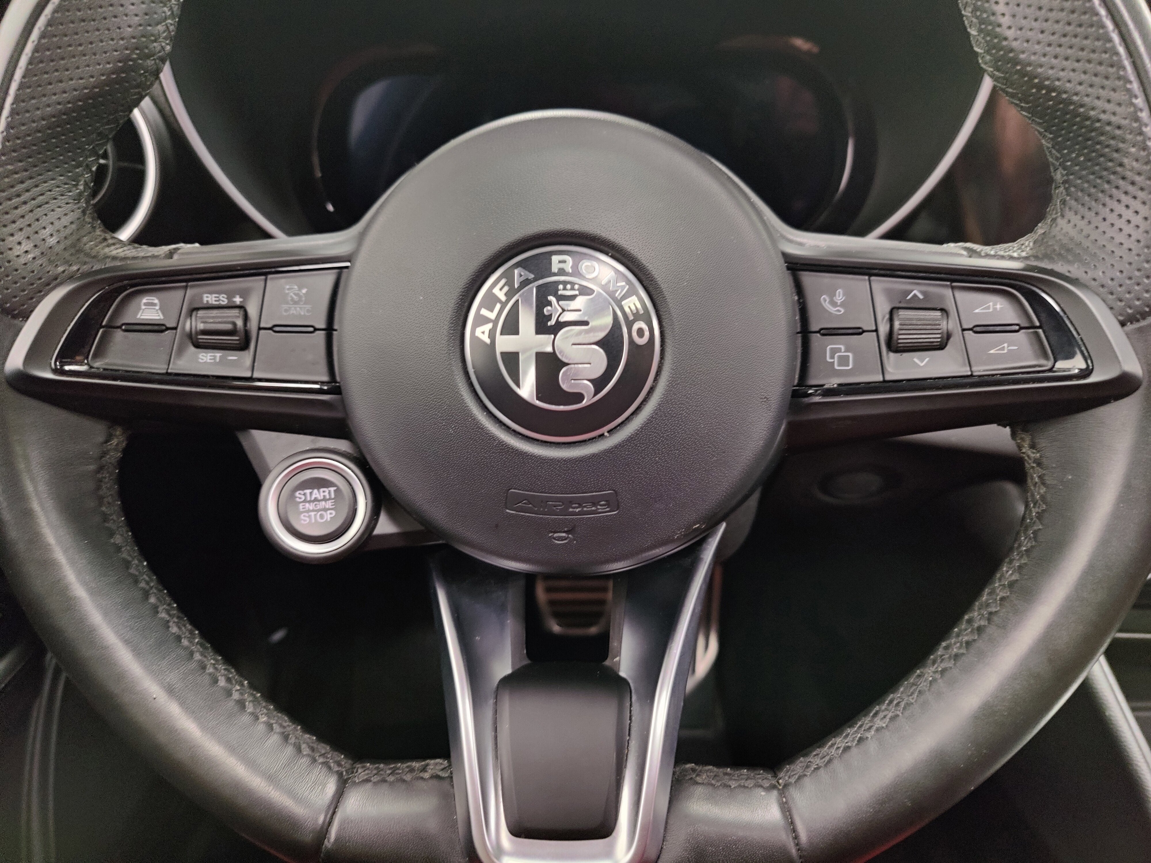 2024 Alfa Romeo Giulia Ti AWD w/Performance Driving Pkg