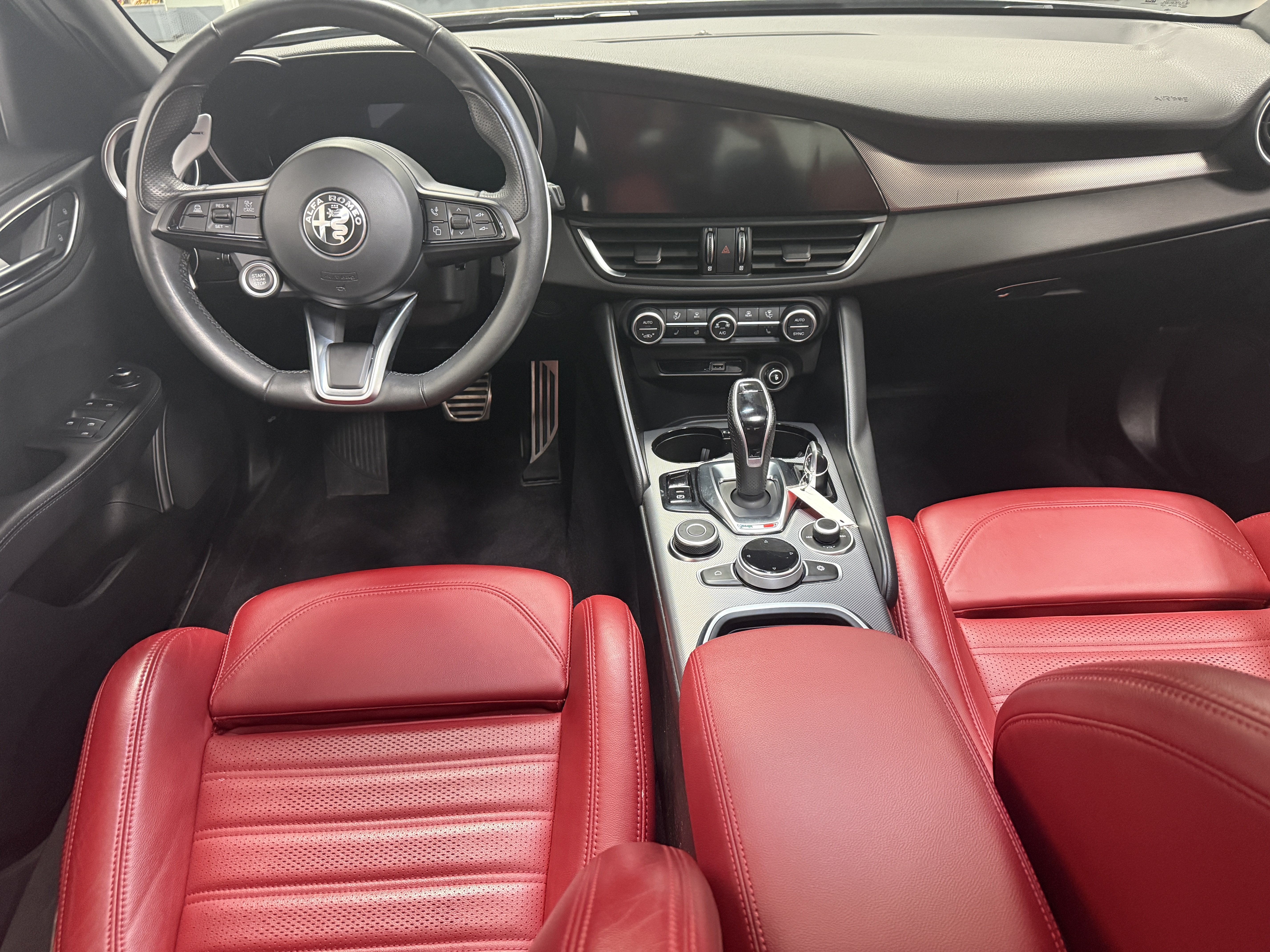 2024 Alfa Romeo Giulia Veloce AWD w/Sunroof & Nav