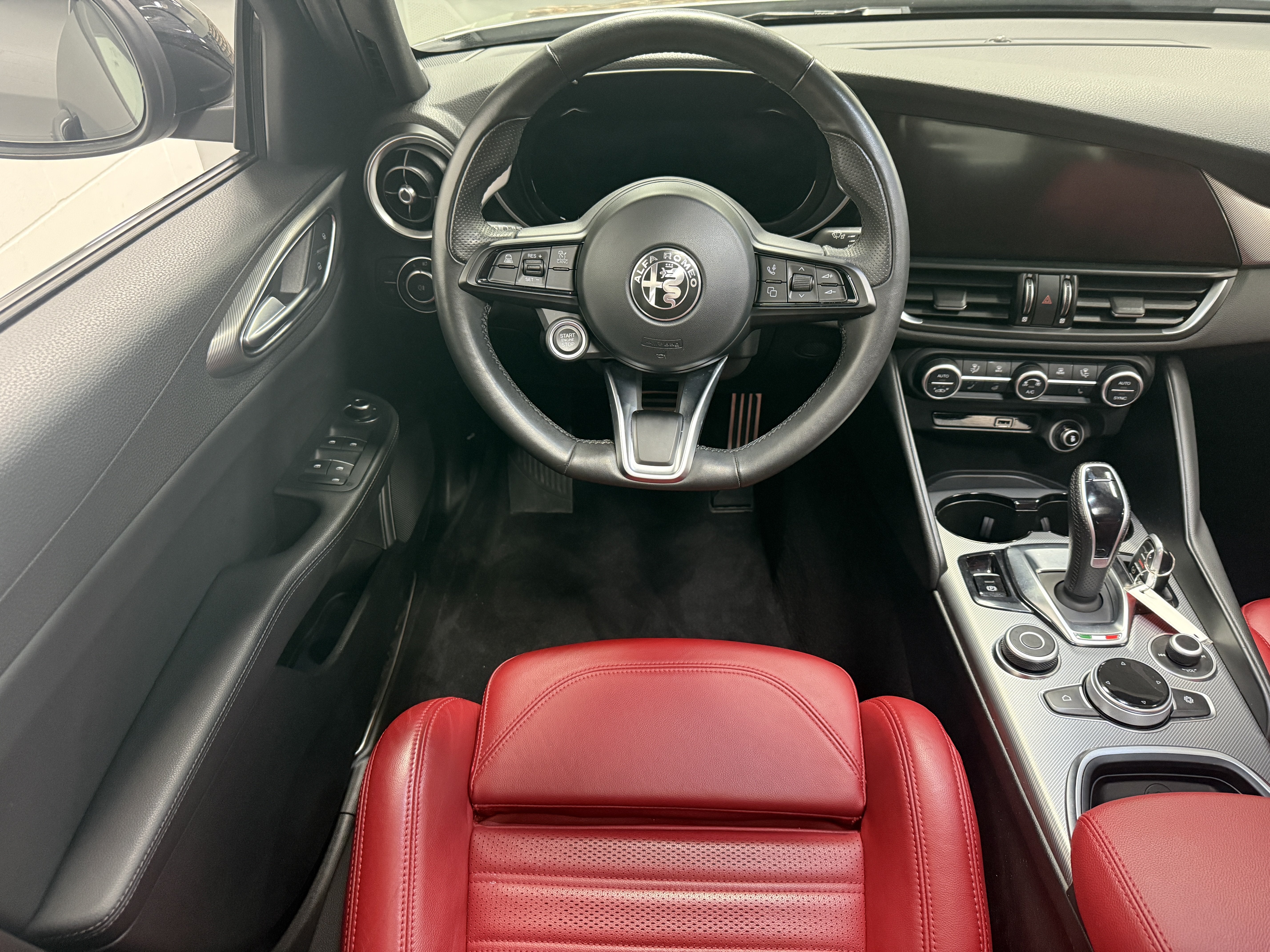 2024 Alfa Romeo Giulia Veloce AWD w/Sunroof & Nav