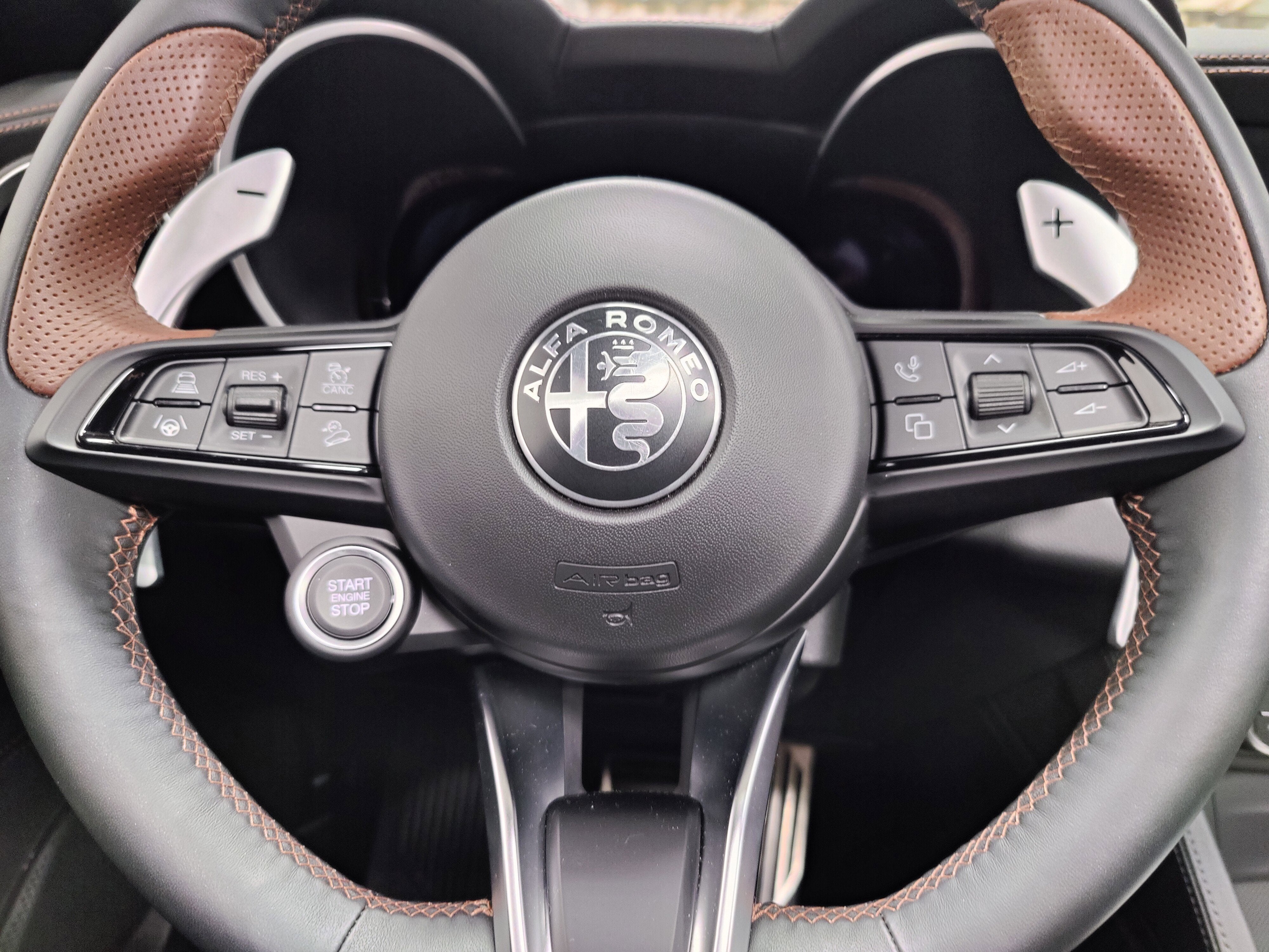 2025 Alfa Romeo Stelvio Intensa AWD w/Sunroof/Nav