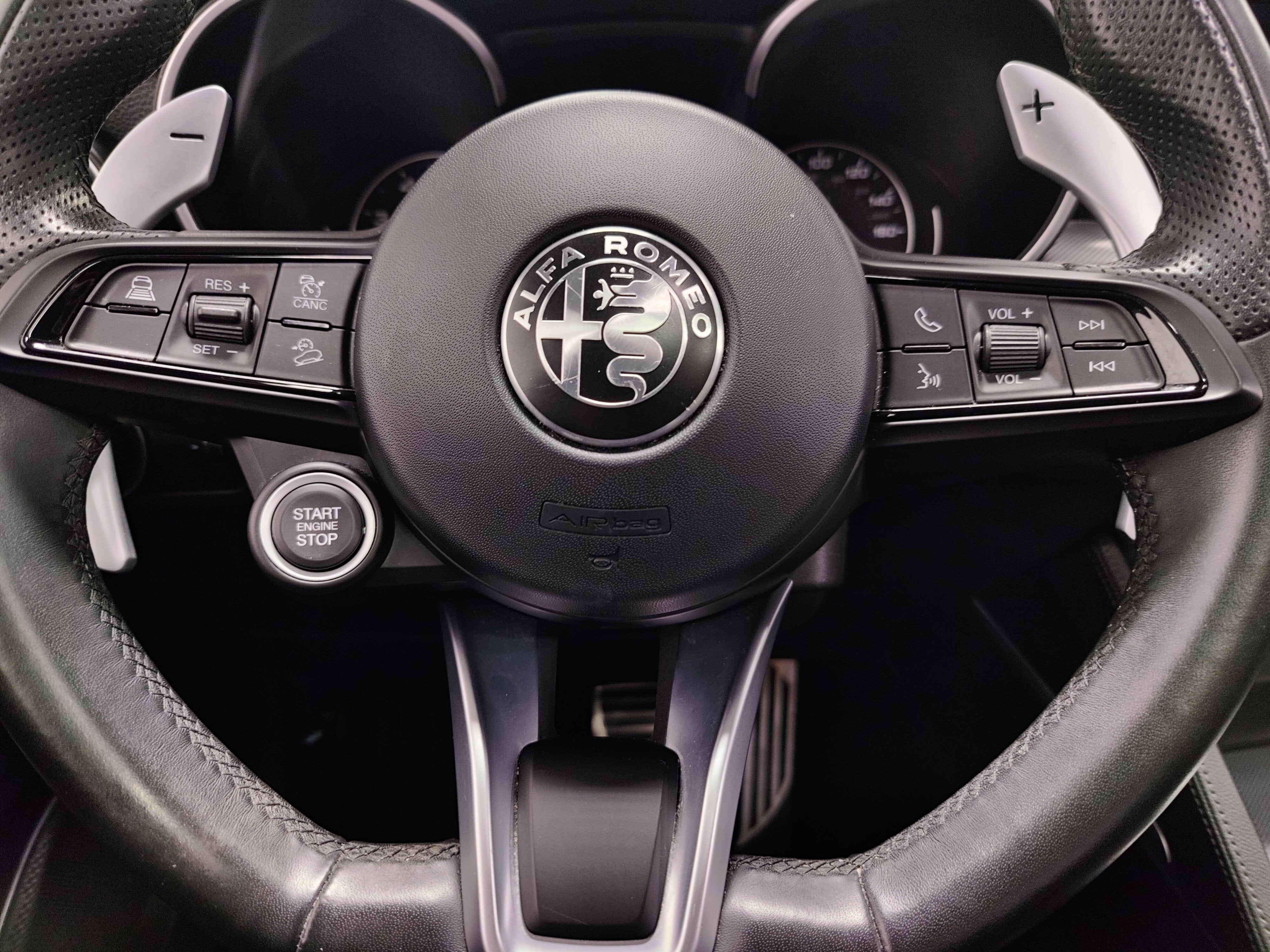 2023 Alfa Romeo Stelvio Veloce AWD w/Sunroof & Nav