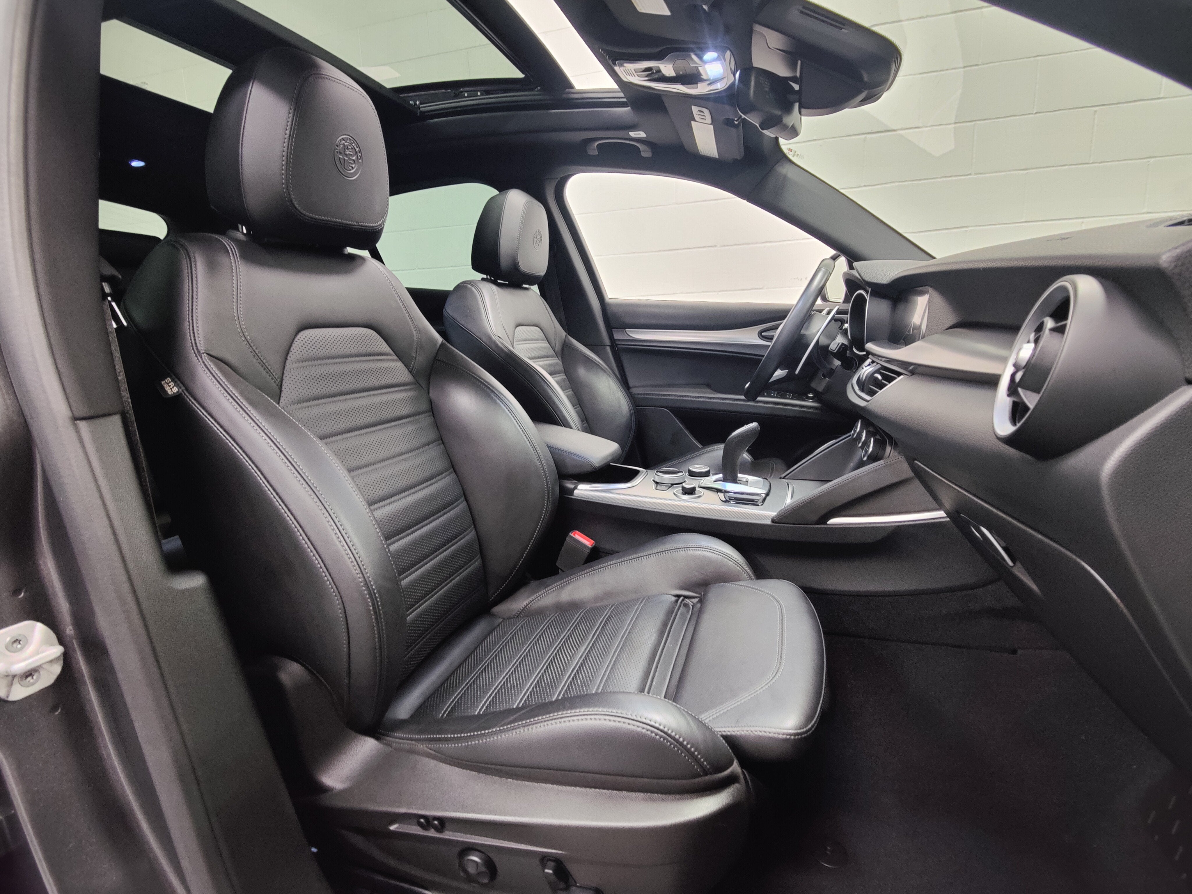2023 Alfa Romeo Stelvio Veloce AWD w/Sunroof & Nav