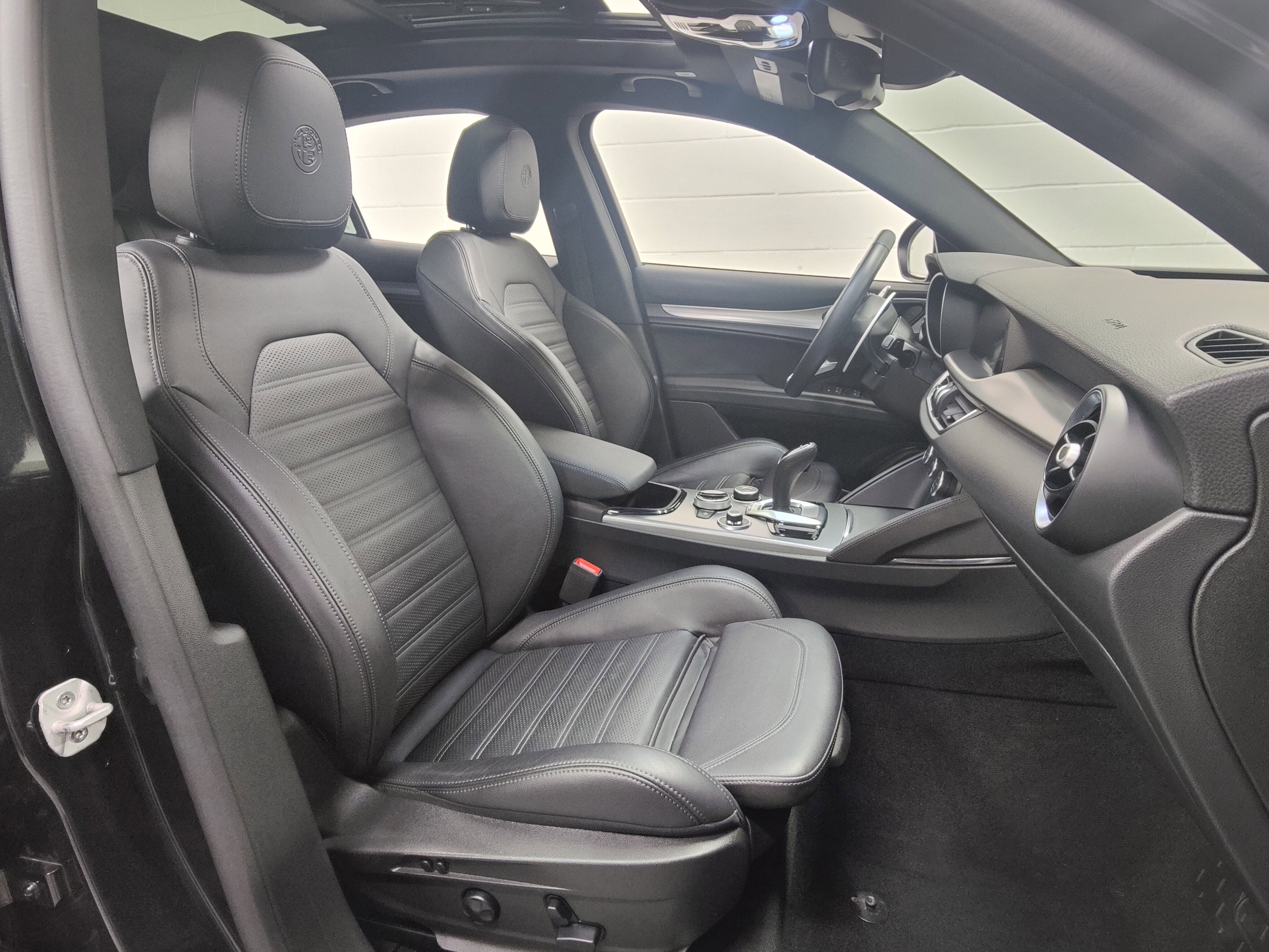 2024 Alfa Romeo Stelvio Veloce AWD w/Sunroof/Nav