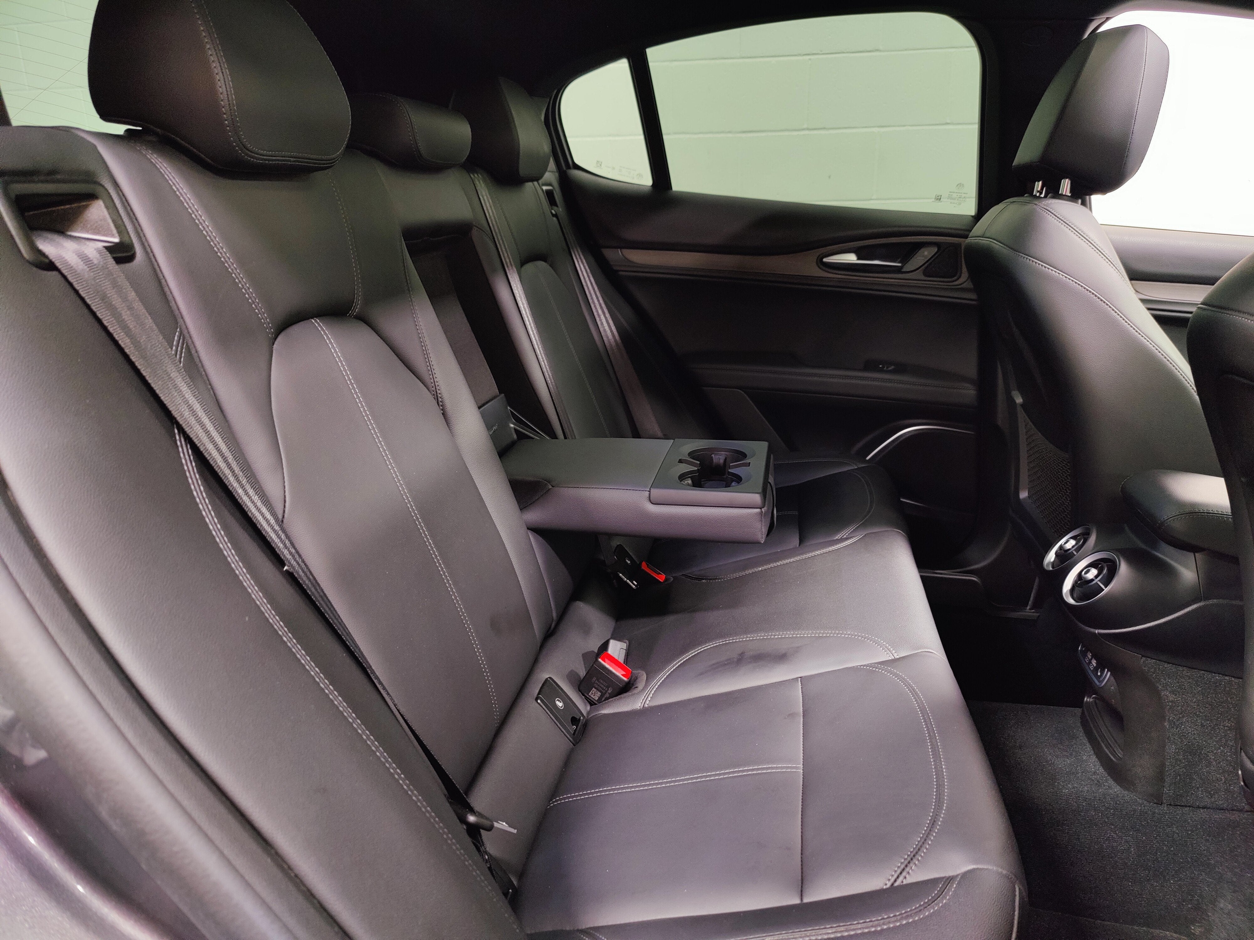 2022 Alfa Romeo Stelvio Ti AWD w/Sunroof & Nav