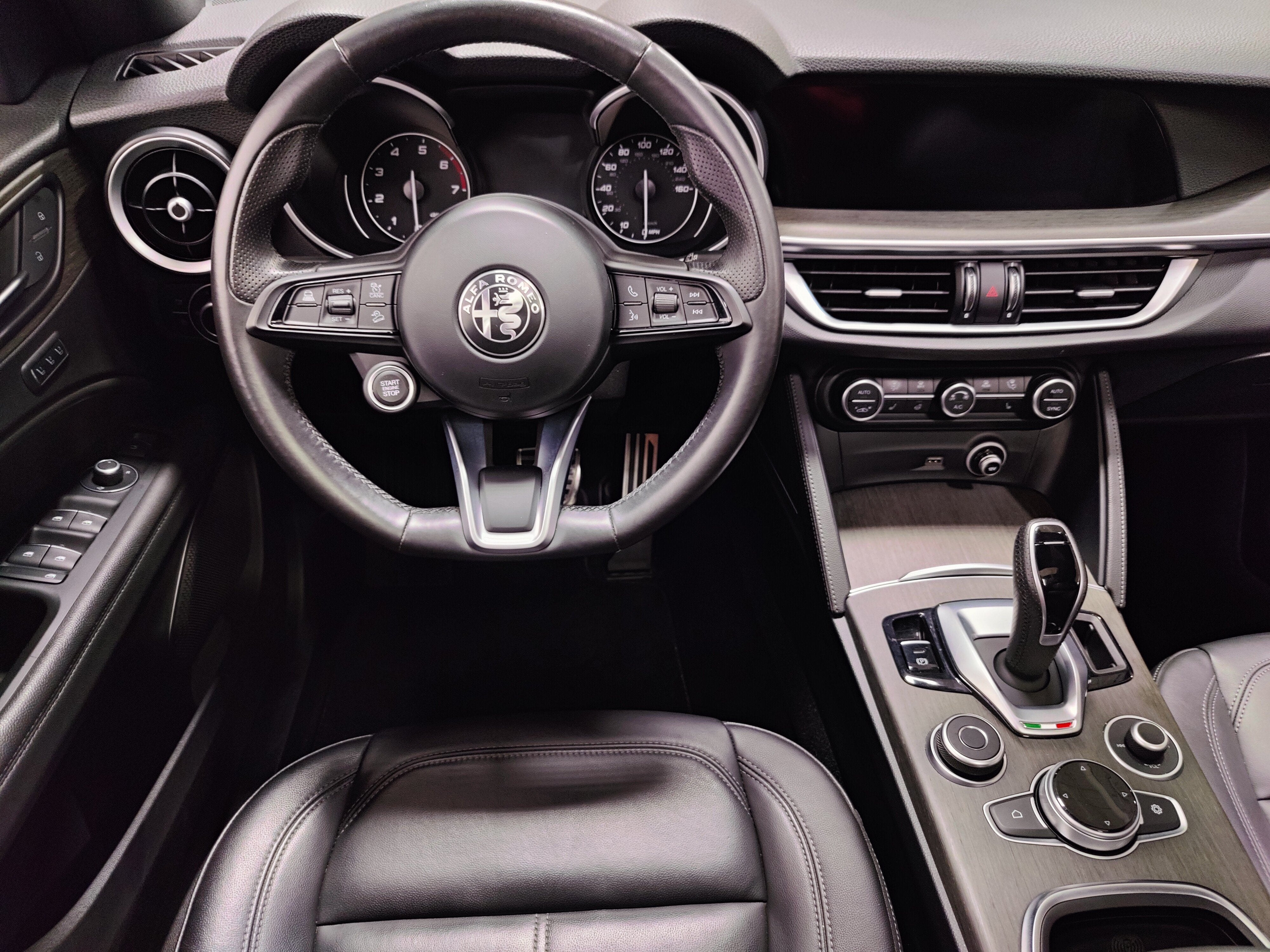2022 Alfa Romeo Stelvio Ti AWD w/Sunroof & Nav
