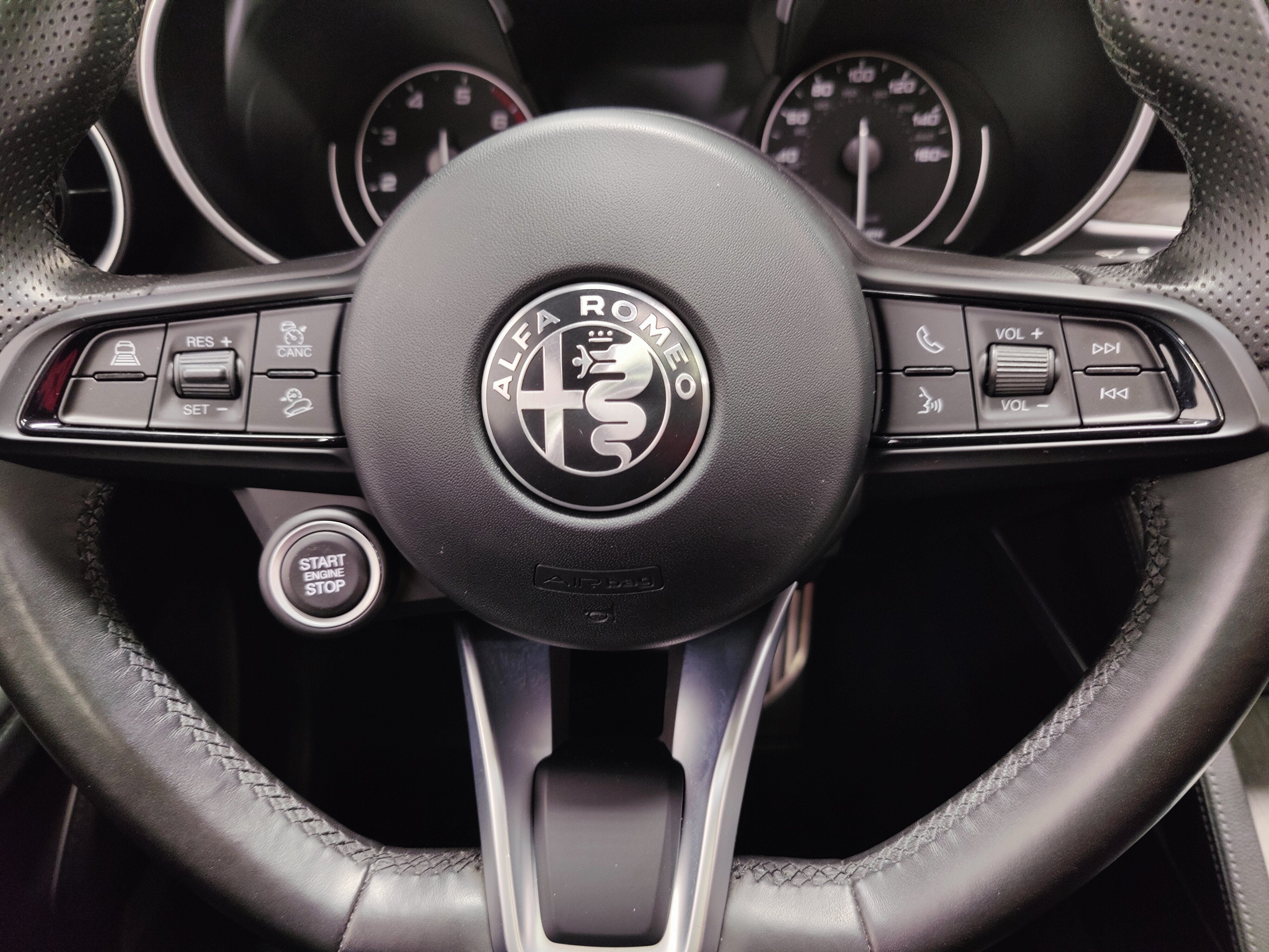 2022 Alfa Romeo Stelvio Ti AWD w/Sunroof & Nav
