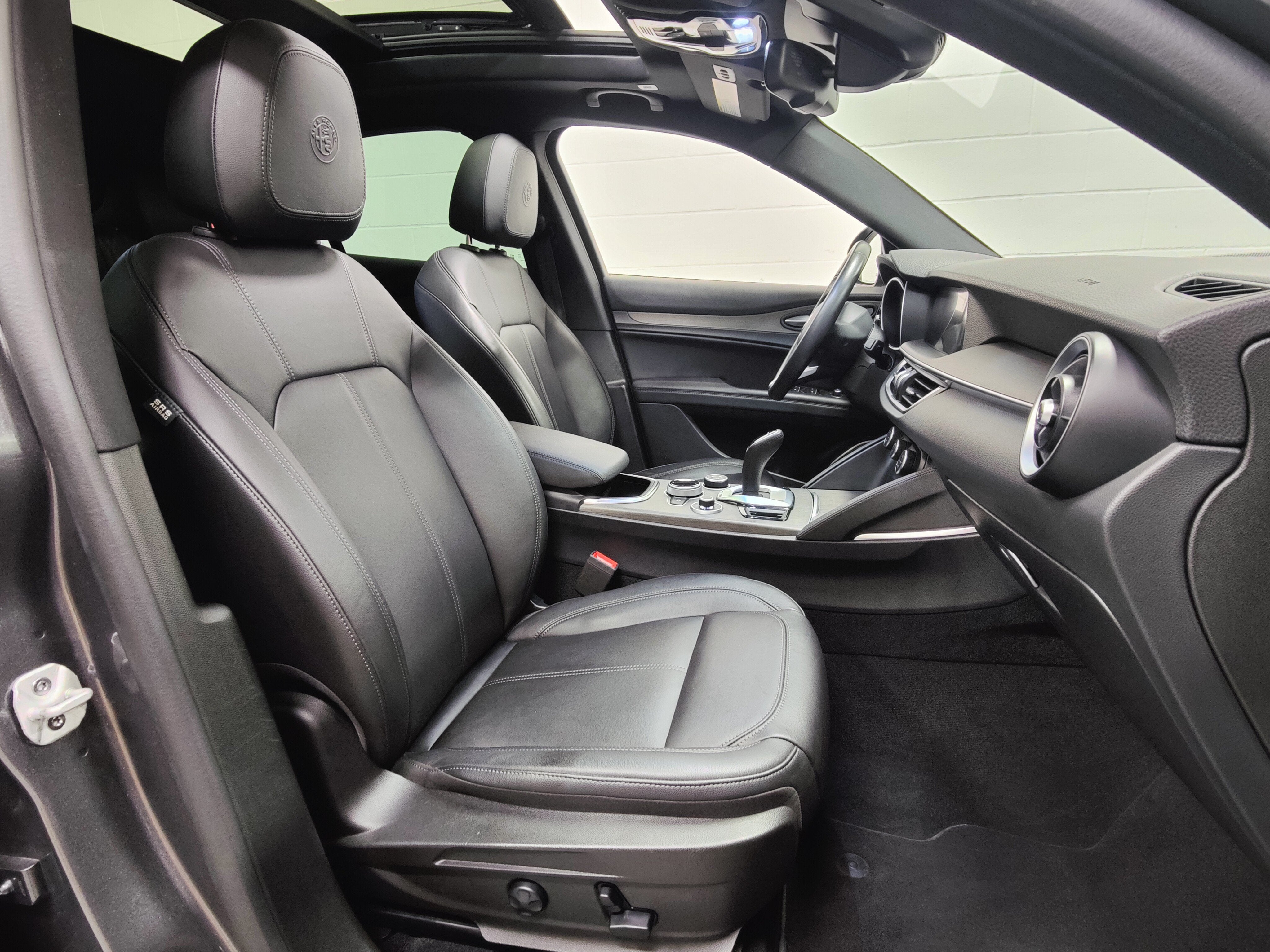 2022 Alfa Romeo Stelvio Ti AWD w/Sunroof & Nav