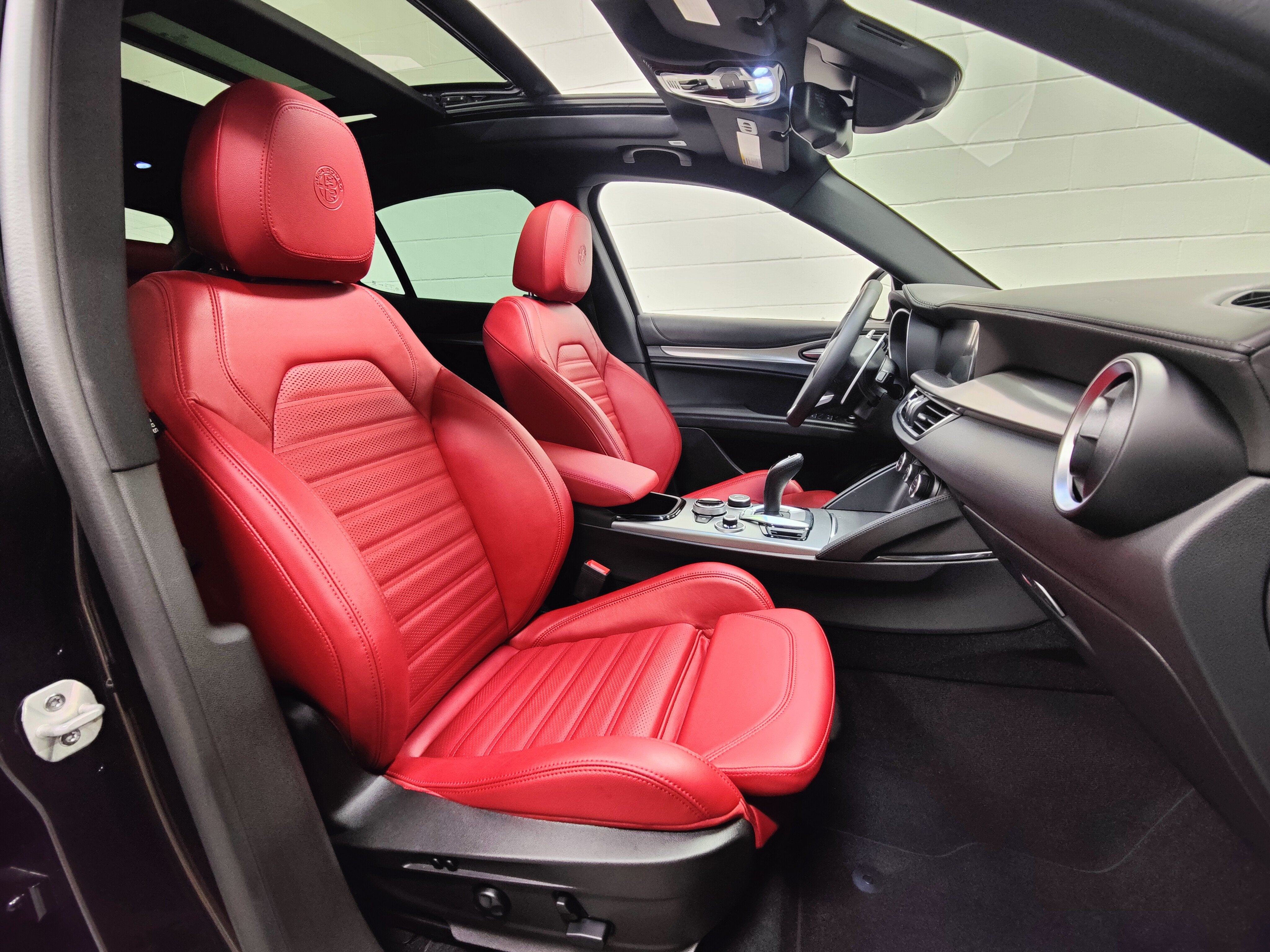 2024 Alfa Romeo Stelvio Veloce AWD Premium w/Sunroof/Nav