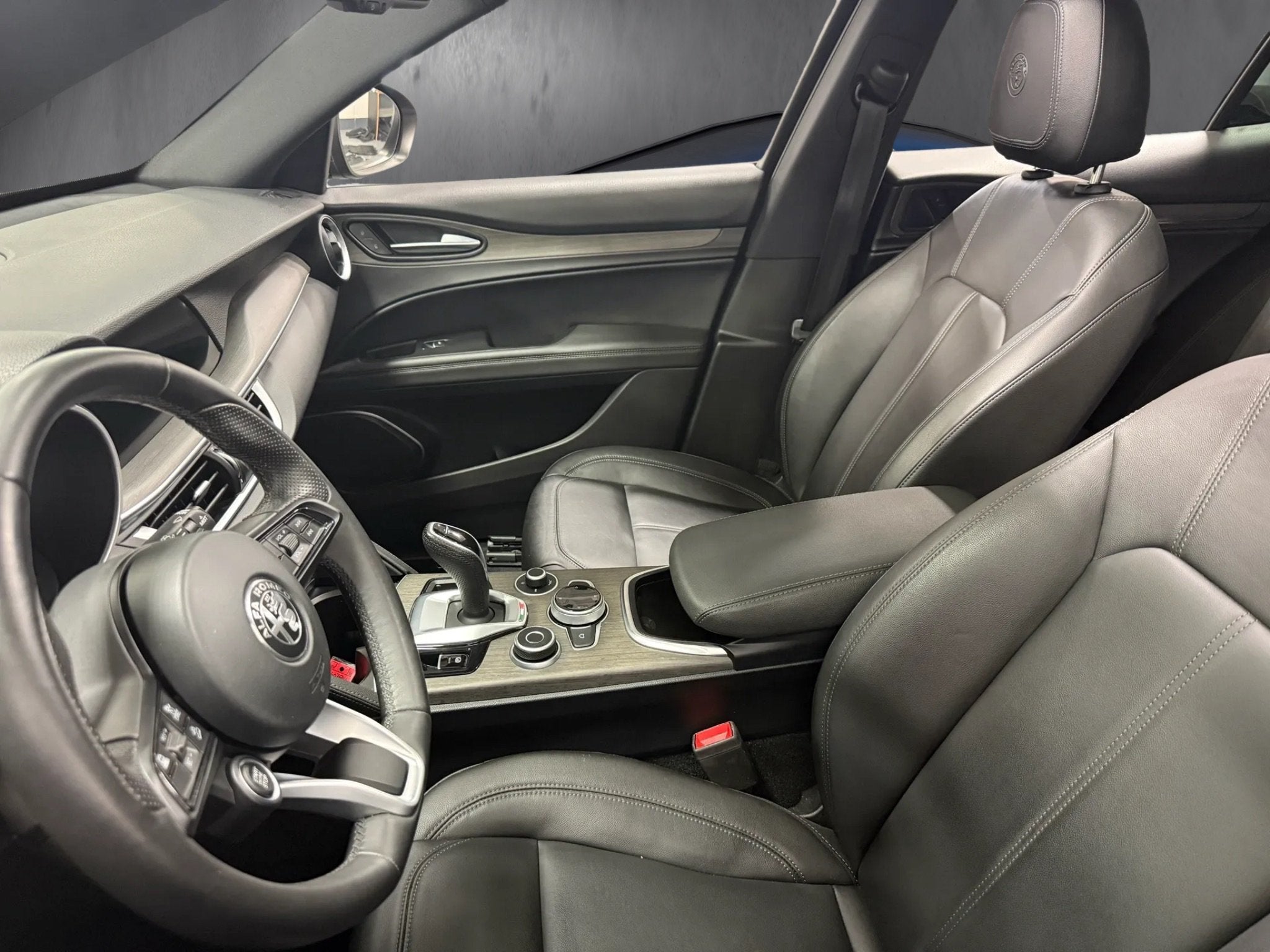 2023 Alfa Romeo Stelvio Ti AWD w/Sunroof & Nav