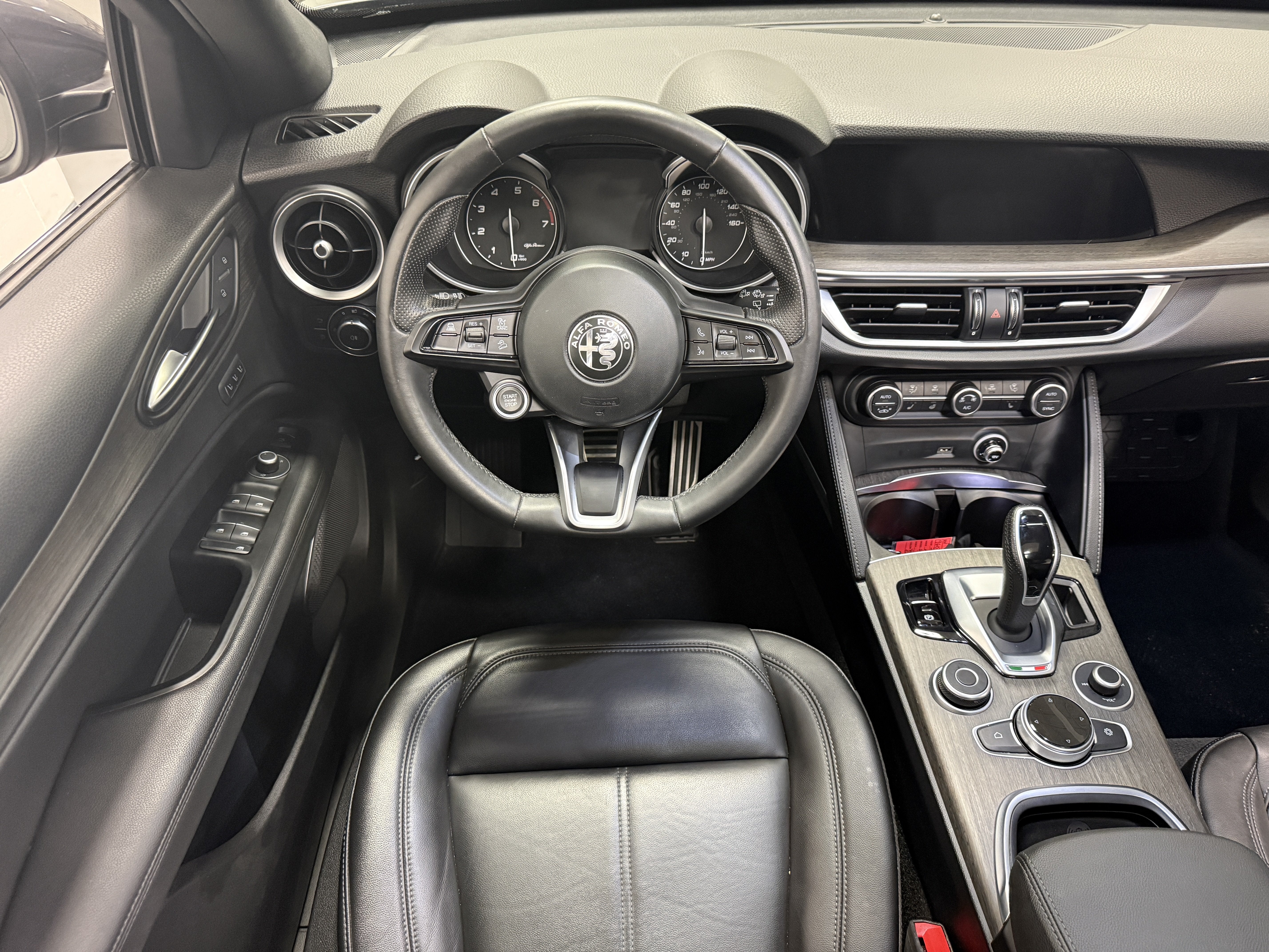 2023 Alfa Romeo Stelvio Ti AWD w/Sunroof & Nav