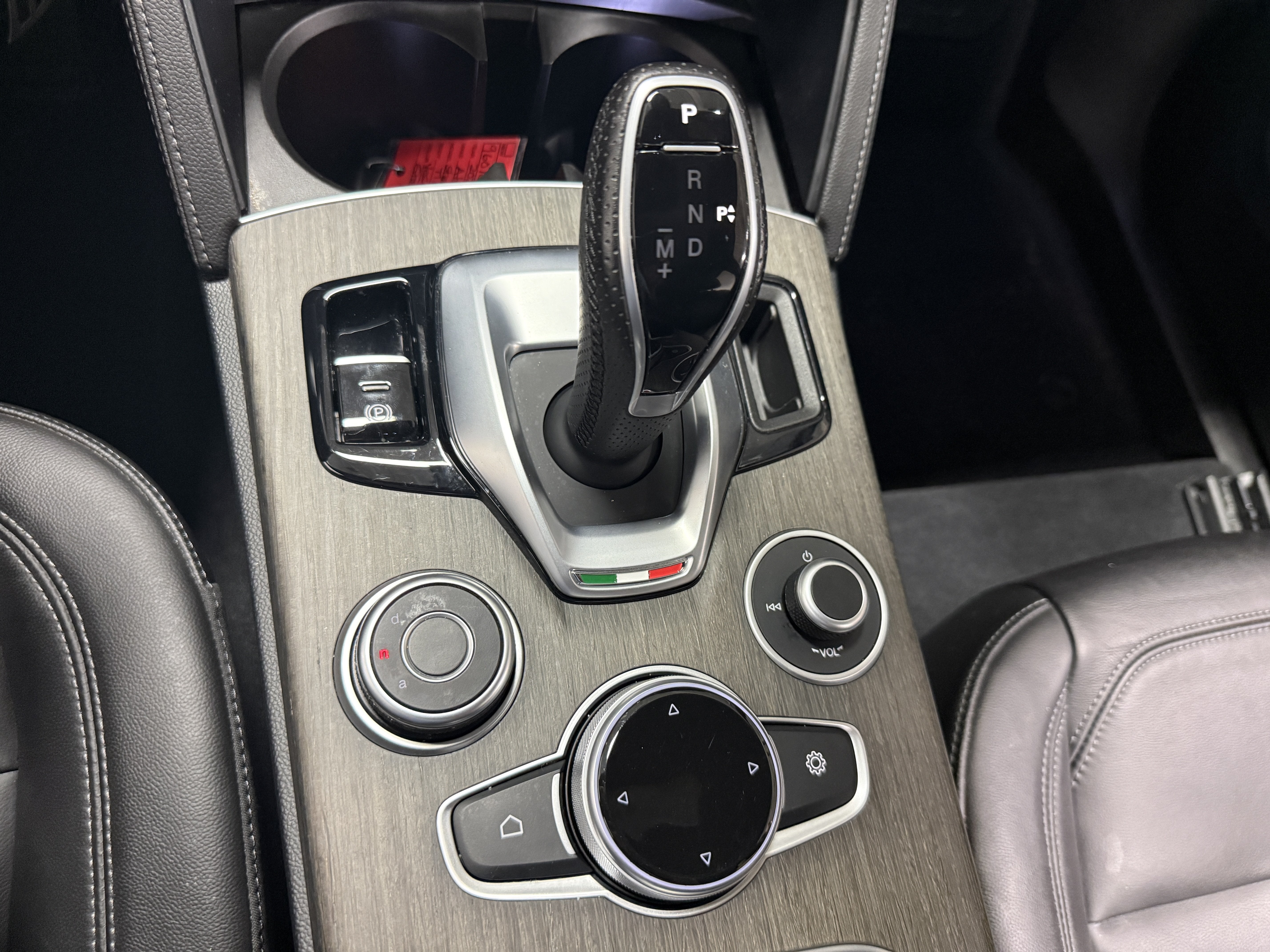 2023 Alfa Romeo Stelvio Ti AWD w/Sunroof & Nav