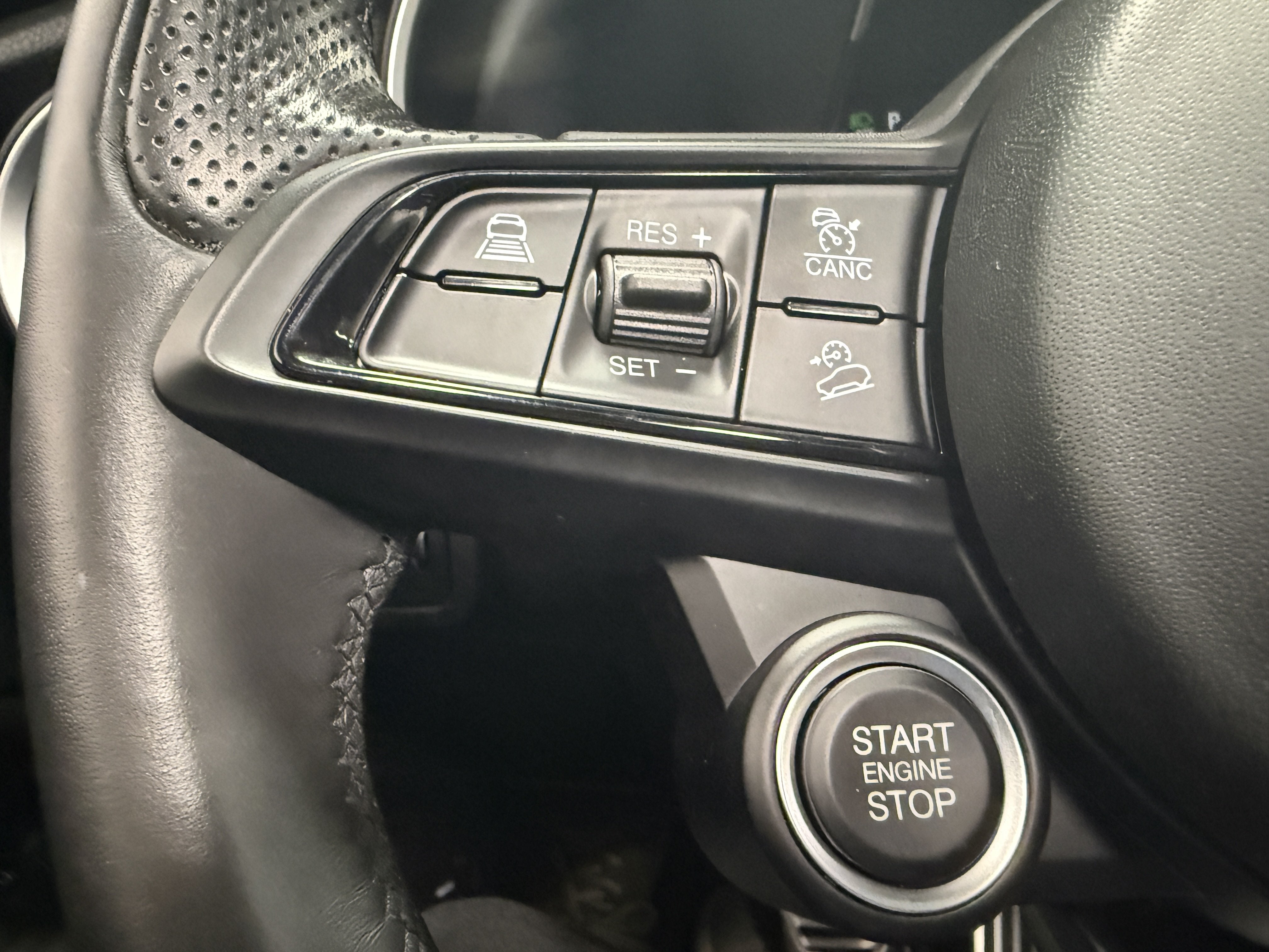 2023 Alfa Romeo Stelvio Ti AWD w/Sunroof & Nav