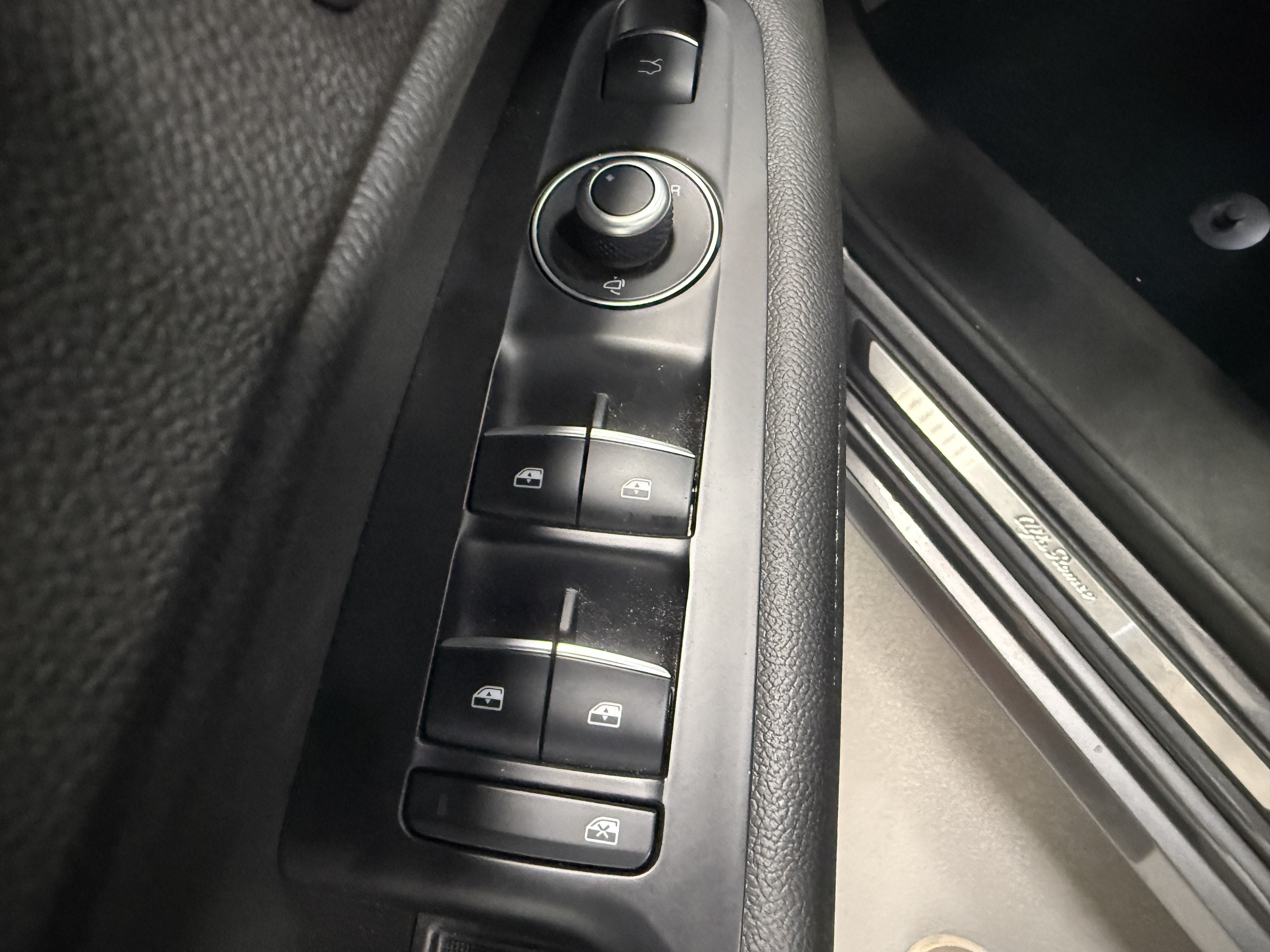 2023 Alfa Romeo Stelvio Ti AWD w/Sunroof & Nav