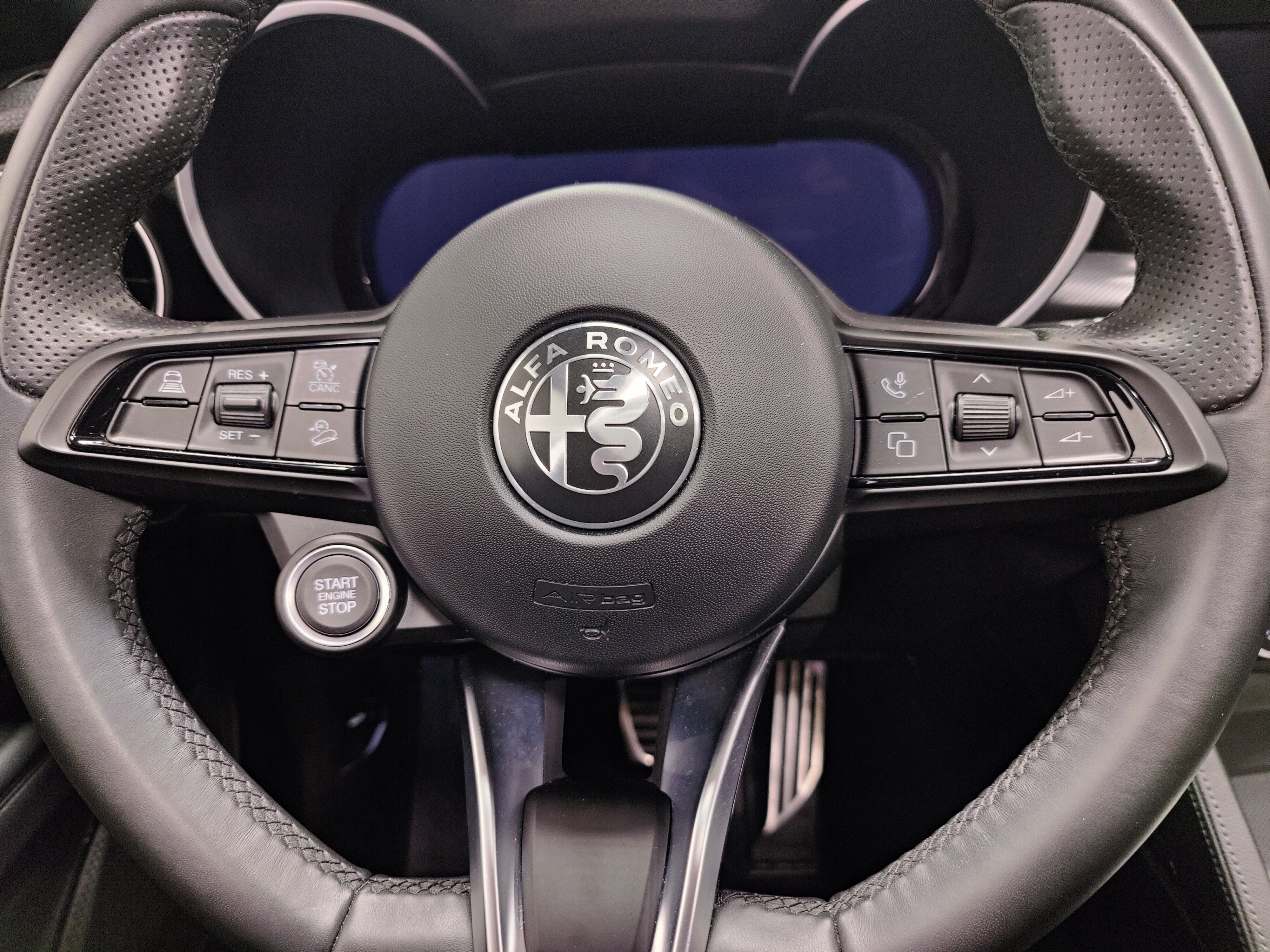 2024 Alfa Romeo Stelvio Ti AWD w/Sunroof & Nav