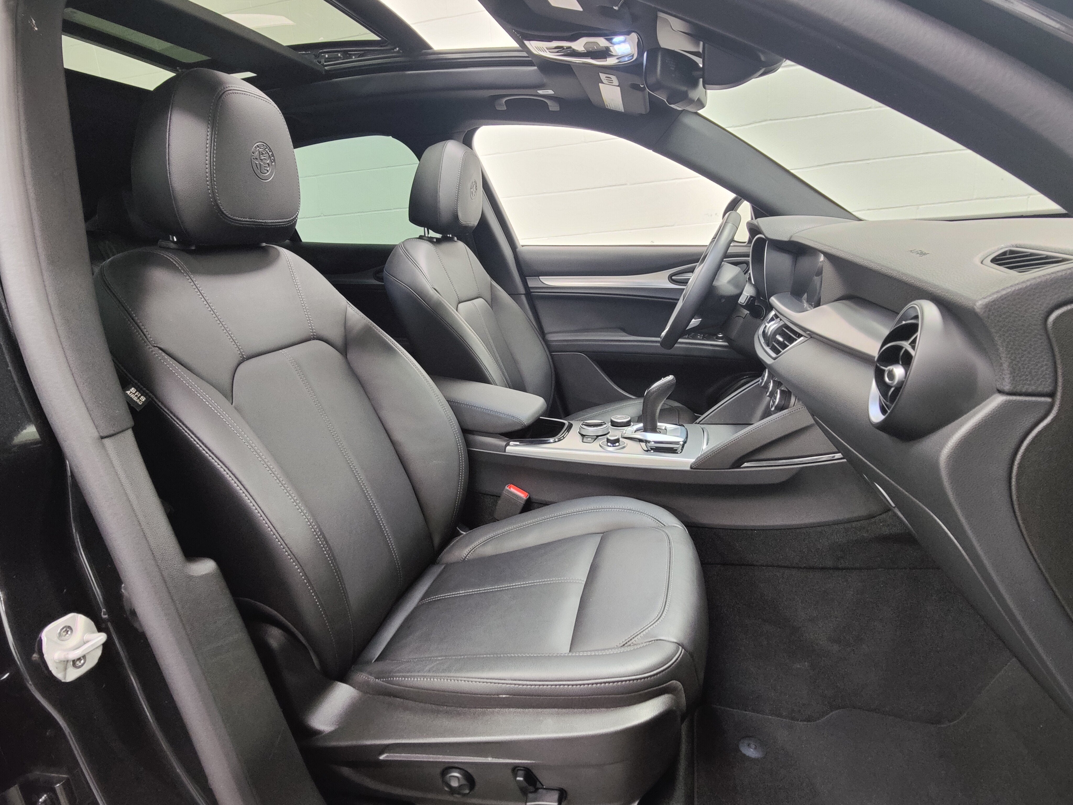 2024 Alfa Romeo Stelvio Ti AWD w/Sunroof & Nav